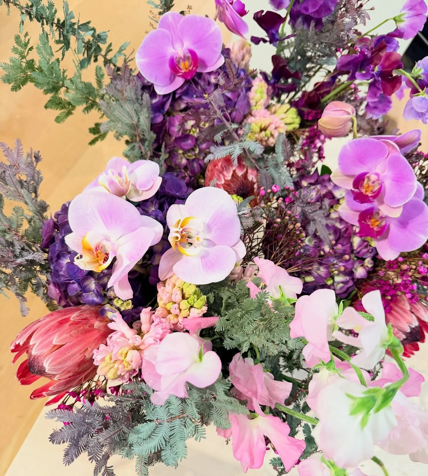 💐Subscription arrangements heading out 💐 Did you know we can customize a subscription floral plan to fit your style and schedule? Let us know how often &amp; favorite blooms and we&rsquo;ll create recurring seasonal bouquets or arrangements deliver