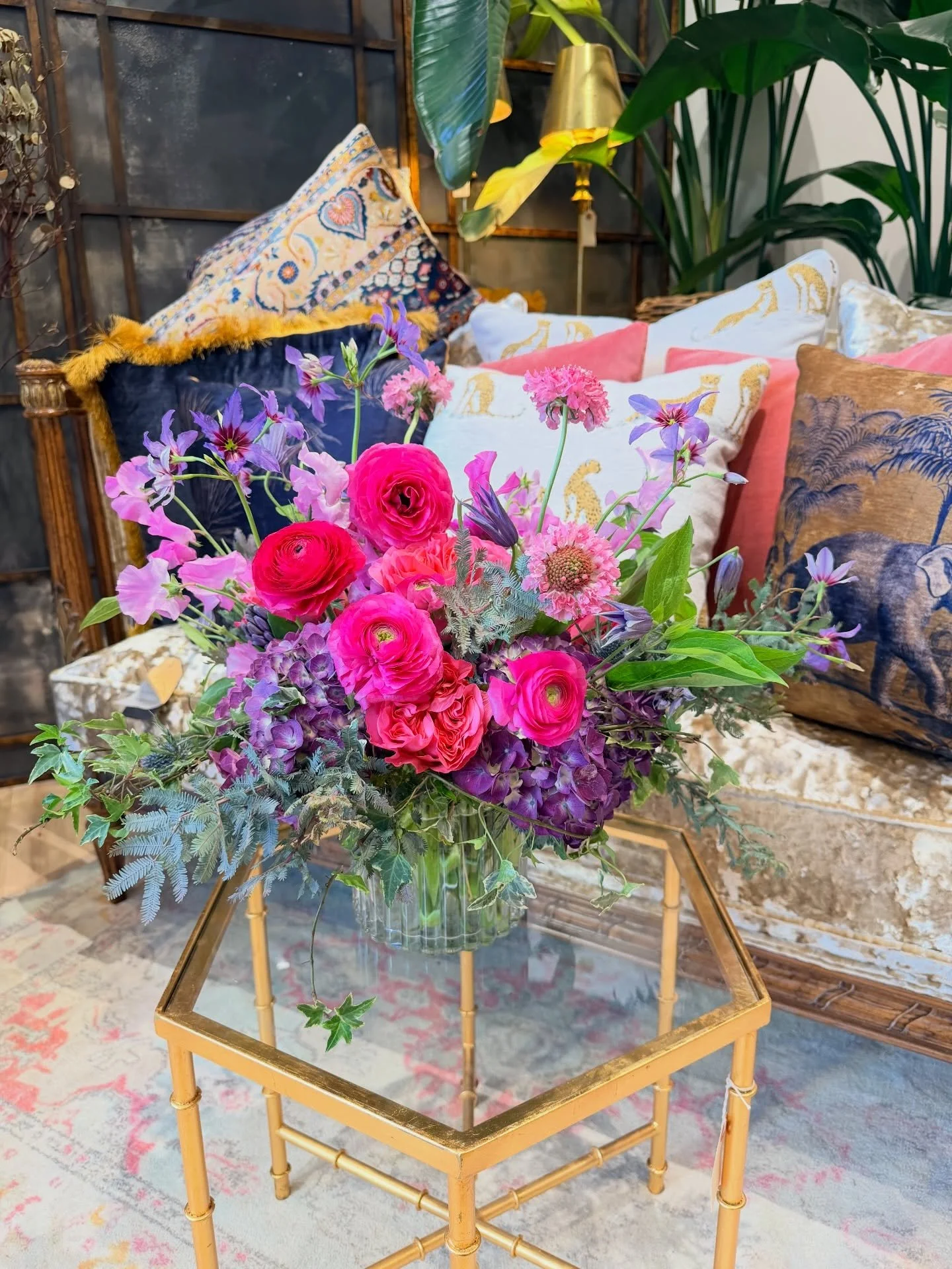 🌺🌸 Fresh week means fresh flowers 🌸🌺 Beautiful stems and arrangements in shops and ready for delivery. Brighten yours or someone specials day 🌸