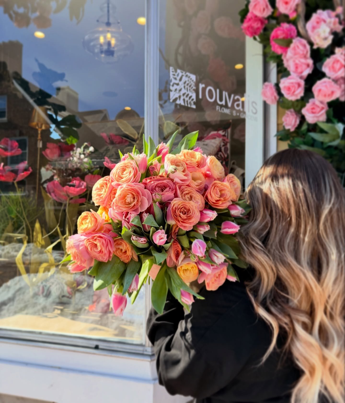 🌷☀️THURSDAY T R I V I A ☀️🌷 Be the first to correctly guess how many stems of ranunculus &amp; frill tulips in this bundle and win a prize for pickup in store