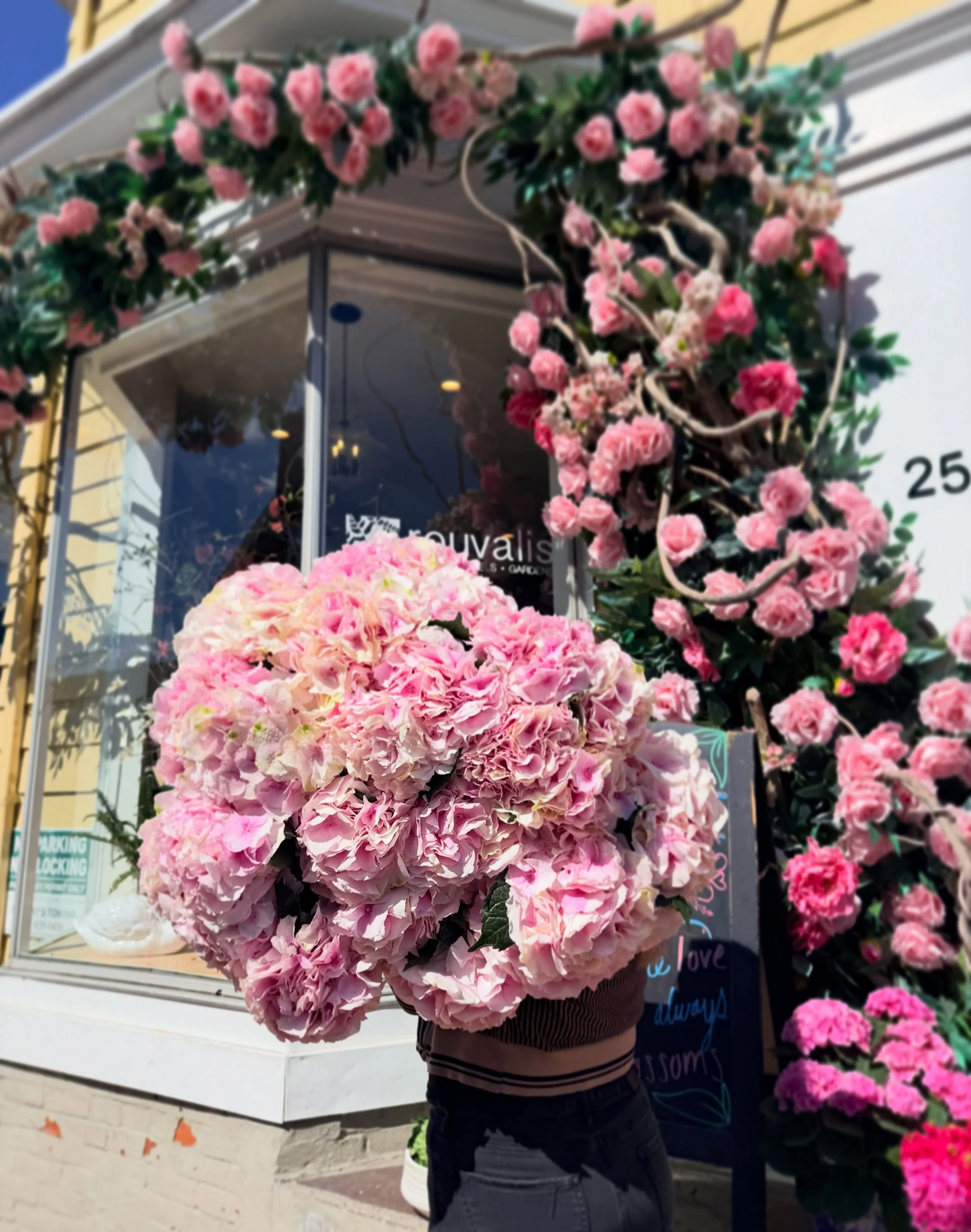🌸🌷💕THURSDAY T R I V I A TIME 💕🌷🌸 Be the first to correctly guess how many Dutch Hydrangea in this fluffy cloud &amp; win a prize! 
P.s these are featured in our Mothers Day Collection &amp; are available all week!