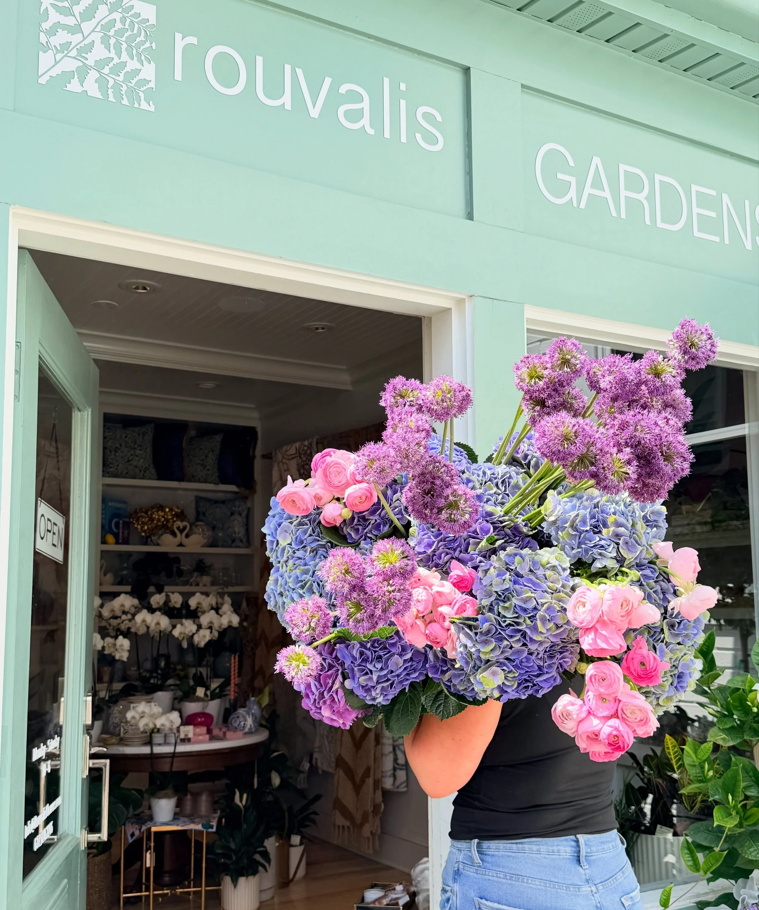 💕💙T R I V I A  THURSDAY 💙💕 Be the first to correctly guess how many stems in this giant cloud of stems &amp; win a prize! 

Holiday Hours: we will be closed Saturday - Monday