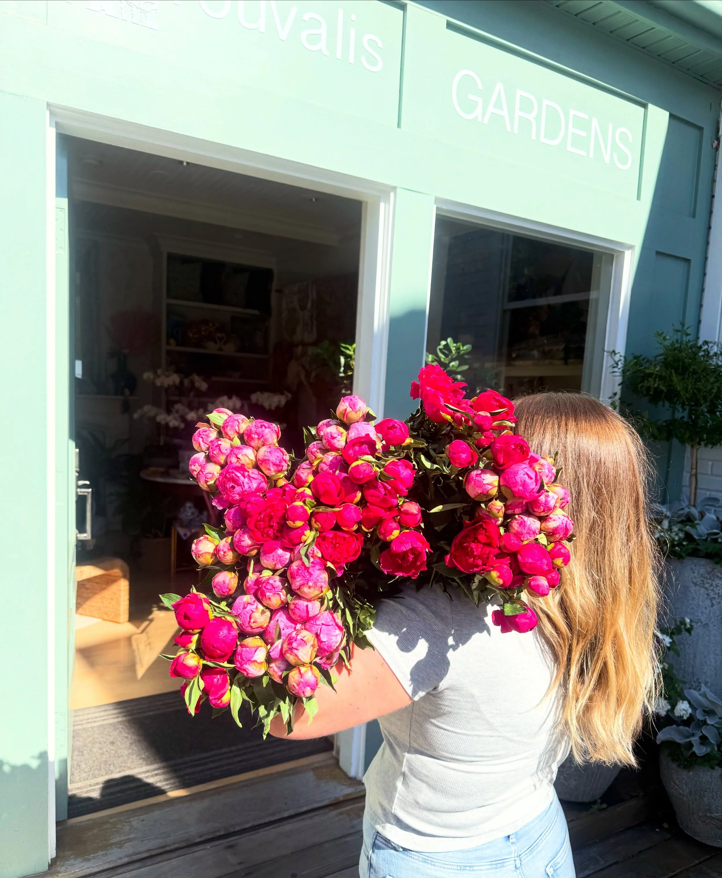 💕☀️💐 T R I V I A  FRIDAY! 💐☀️💕
Be the first to correctly guess how many stems of peonies in this armful &amp; win a prize for pickup!