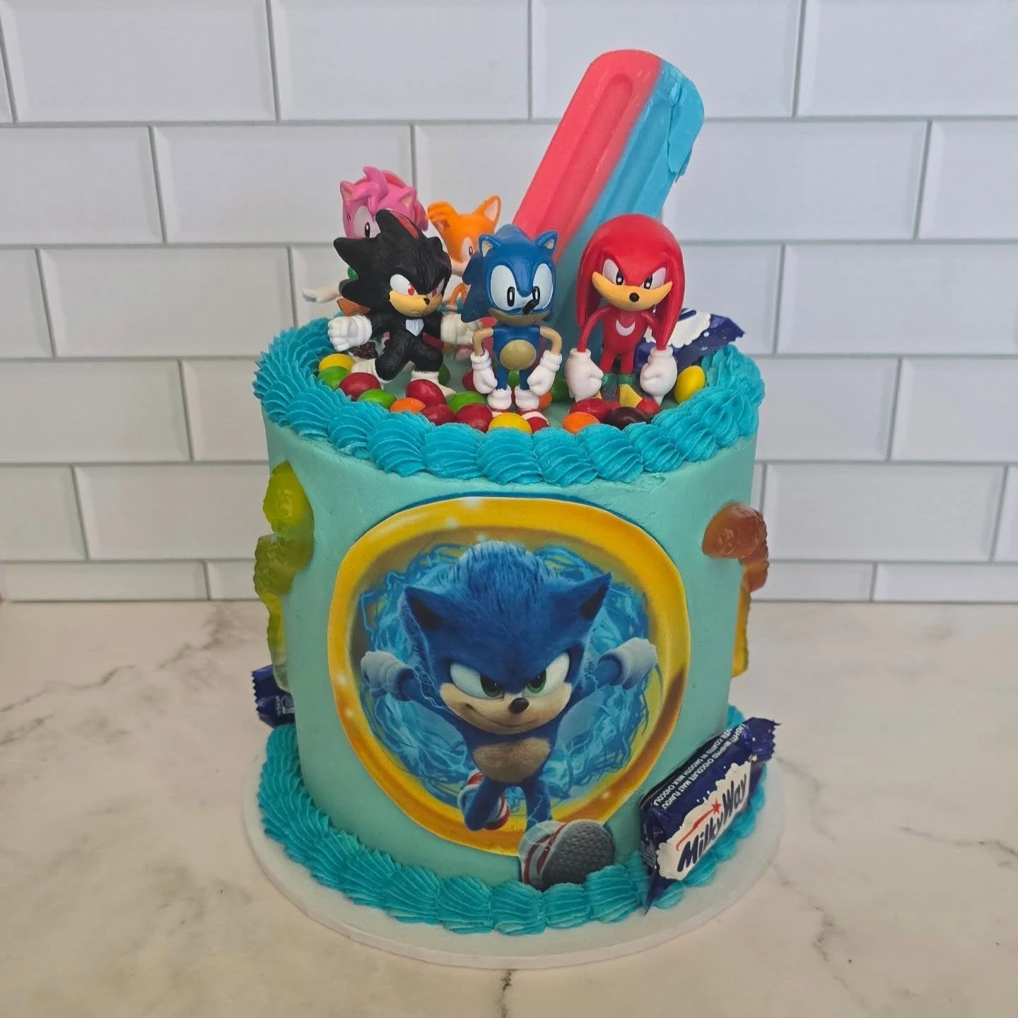 Deciding between a cake or cupcakes for your event? Why not do both 🤷&zwj;♀️