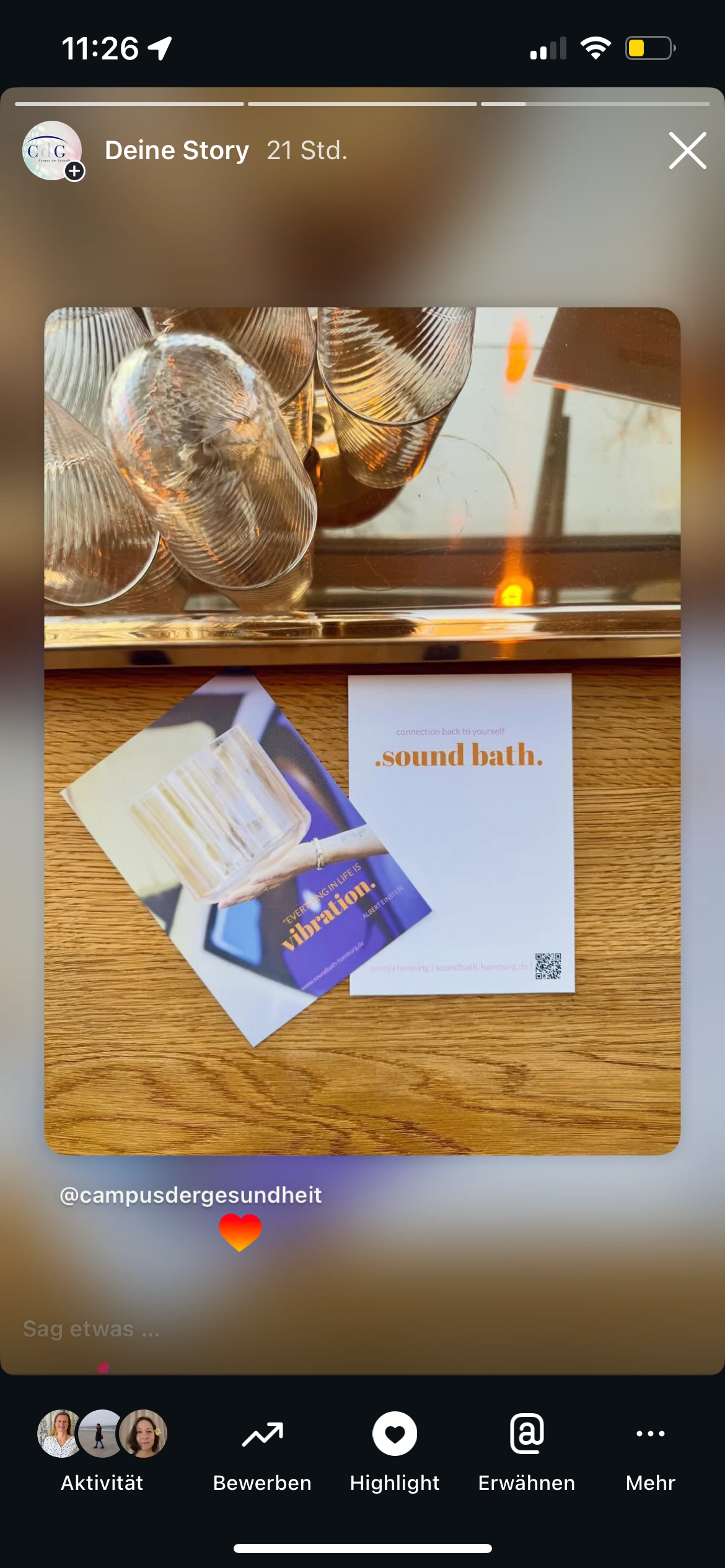 Mehrere leere Gläser auf einem Tablett, ein Flyer und eine Visitenkarte zum Thema Sound Bath und Vibrations-Experience.