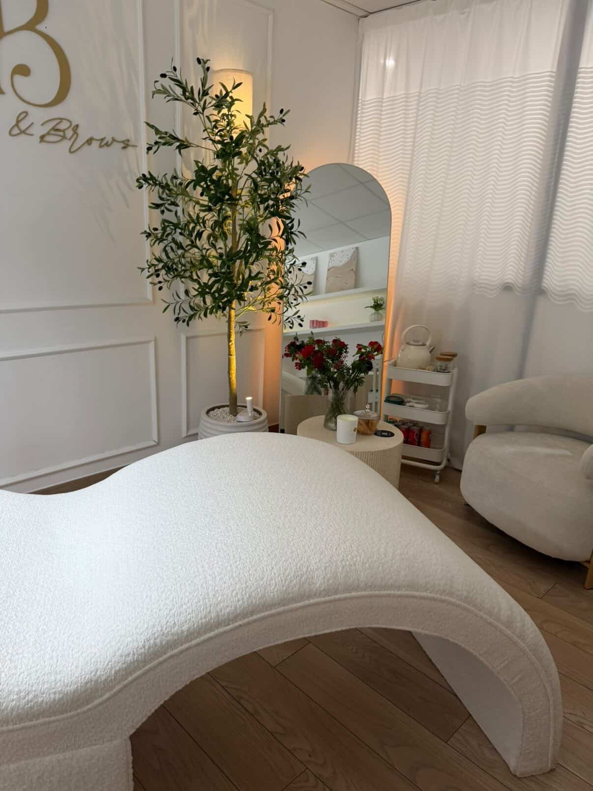 Salon Ramara Beauty à lyon extensions de cils et browlift russe ambiance beige coocooning estétique aesthetic.jpg