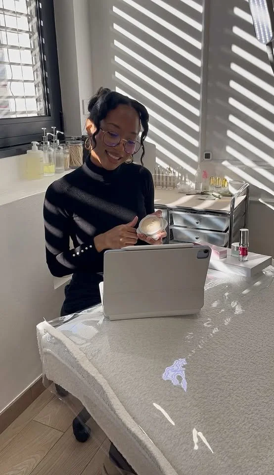 Ramara Beauty à Lyon femme brune tenue noir en préparation d'une prestation extensions de cils salon esthéticienne beige ambiance coocooning.jpg