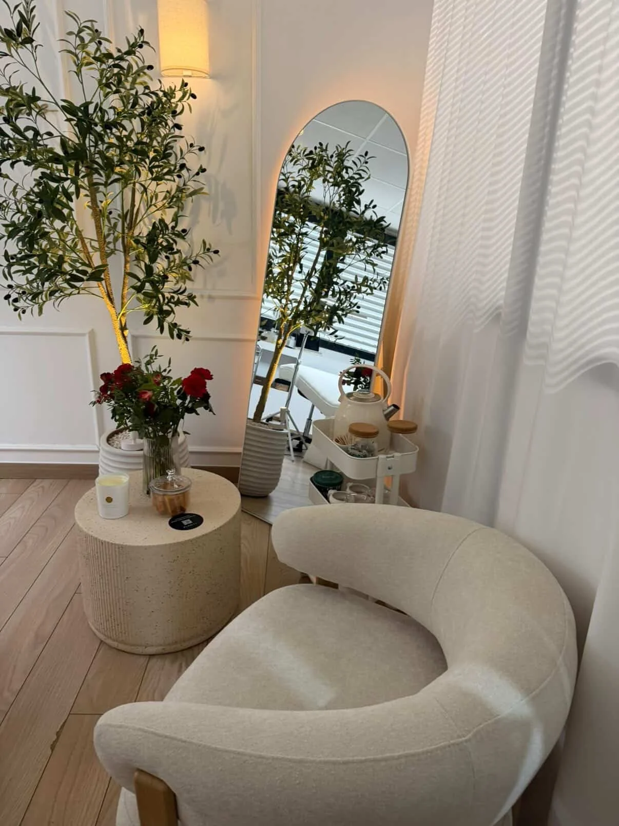 Espace de détente salon Ramara Beauty à lyon extensions de cils et brow lift russe salle d'attente beige.jpg