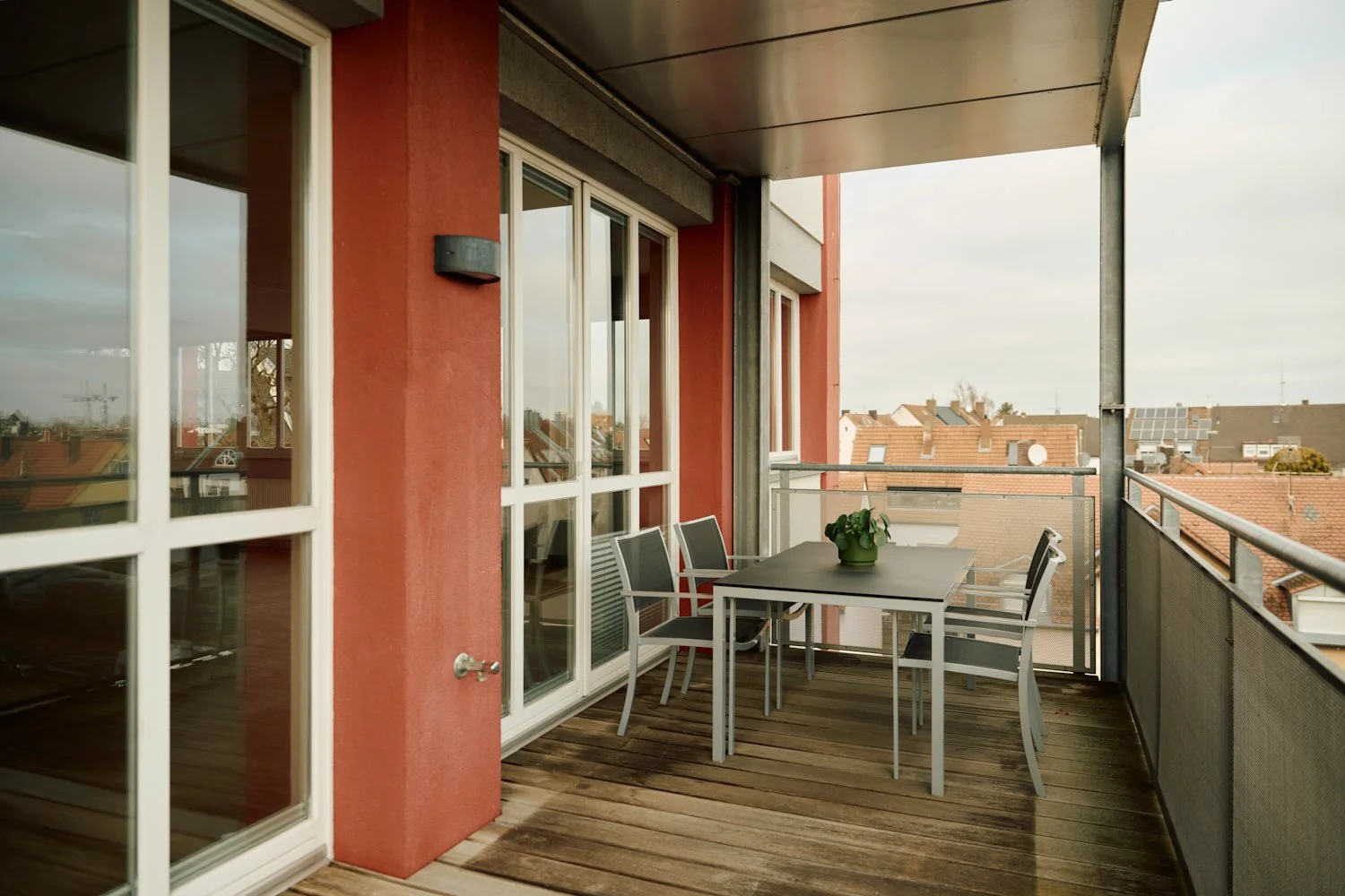 Balkon mit Platz zum sitzen und liegen