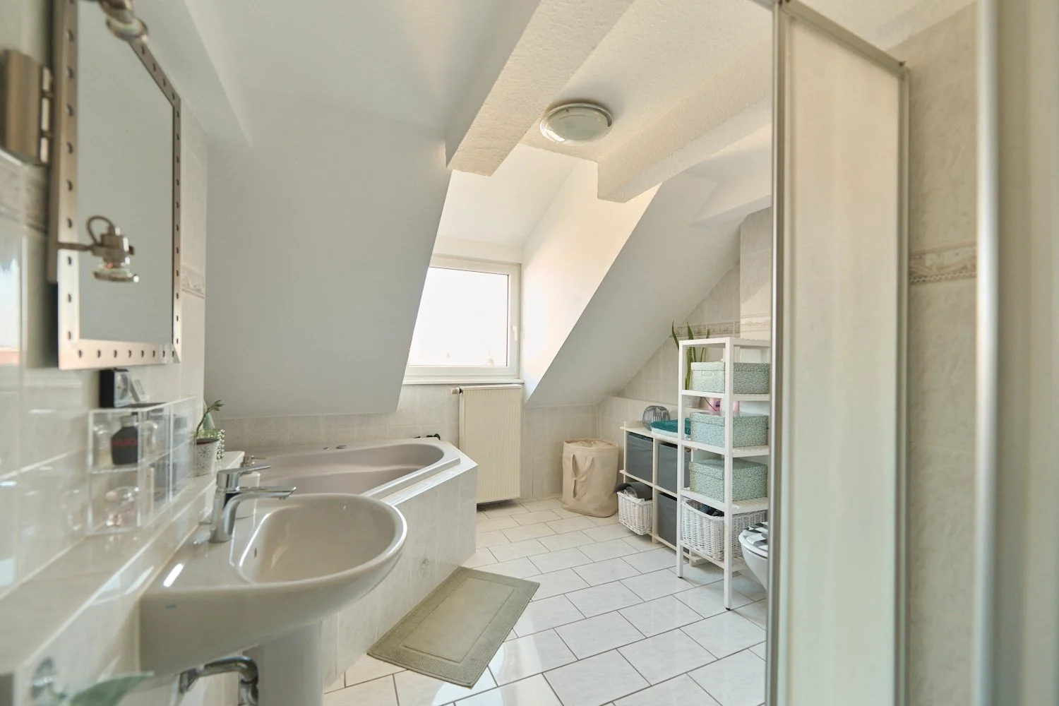 Das großzügige Badezimmer mit Eckbadewanne