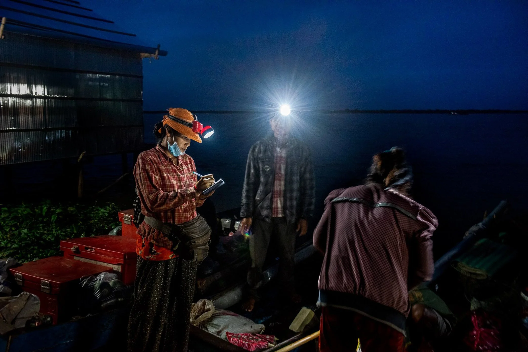 Overfishing on the Tonle Sap, Cambodia - On the Tonle Sap near Siem Reap, fishing does not end when the night is over.

Before dawn, middlemen arrive to buy the catch from families who have worked through the dark.

For many fishermen, catching more 