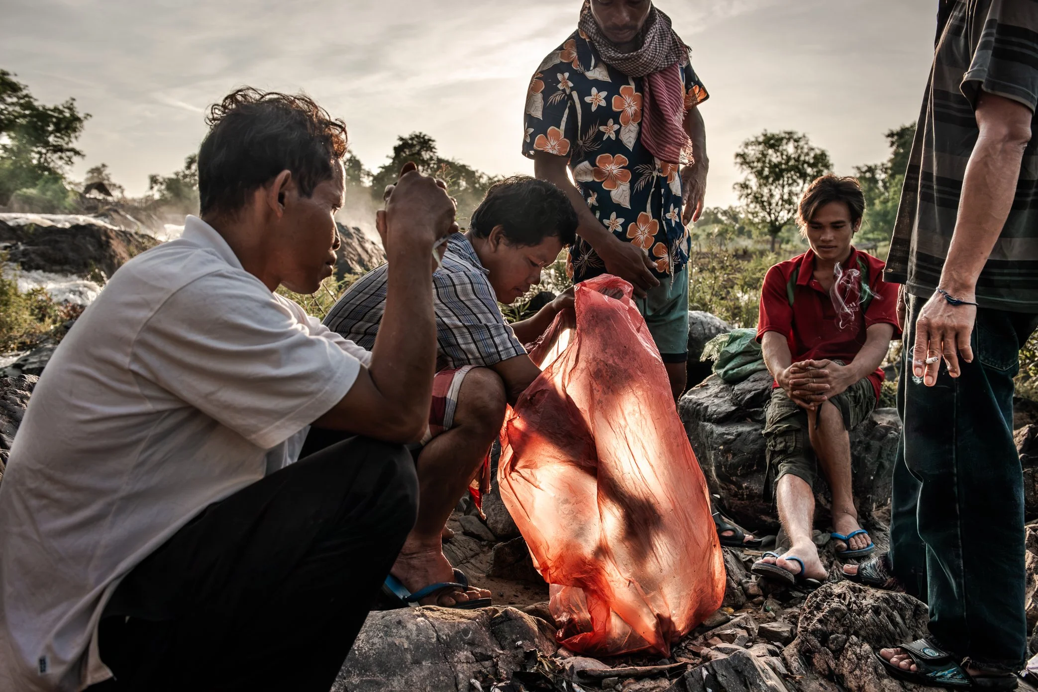 According to local tradition in Si Phan Don, a large catch from a Li trap is not kept by one fisherman alone. The fish are divided among those who helped build the wing trap, maintained its structure, carried stones, repaired bamboo, or came to suppo