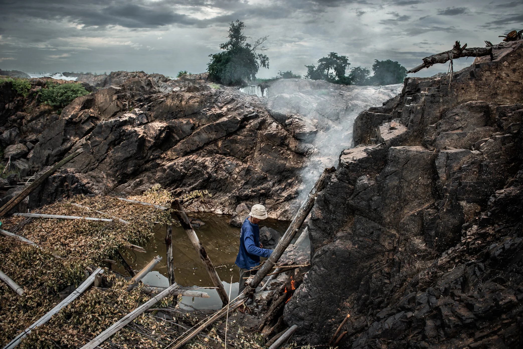 Some fishermen remain beside their Li traps for days or even weeks, waiting for the river to change. A makeshift shelter becomes their sleeping place, storage space, kitchen, and lookout point while the Mekong rises and the first signs of migration a