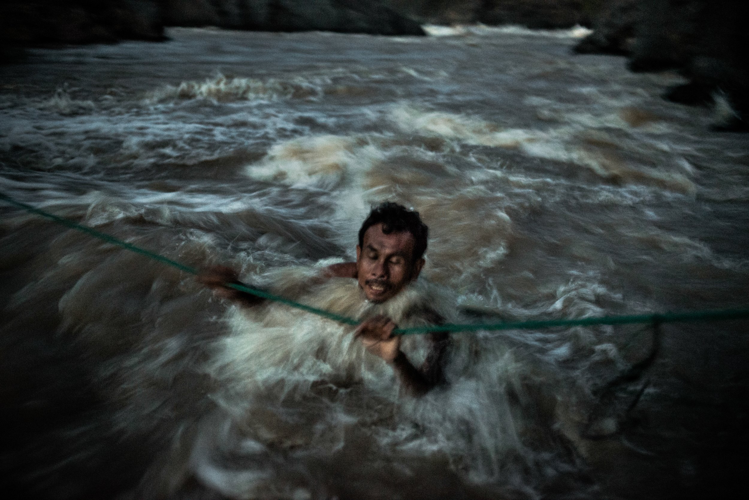 Some Li traps in Si Phan Don are built far from the bank, placed in the middle of powerful channels where migrating fish are most likely to pass. Reaching them can be as dangerous as working the trap itself. Fishermen tie ropes from the shore and pul