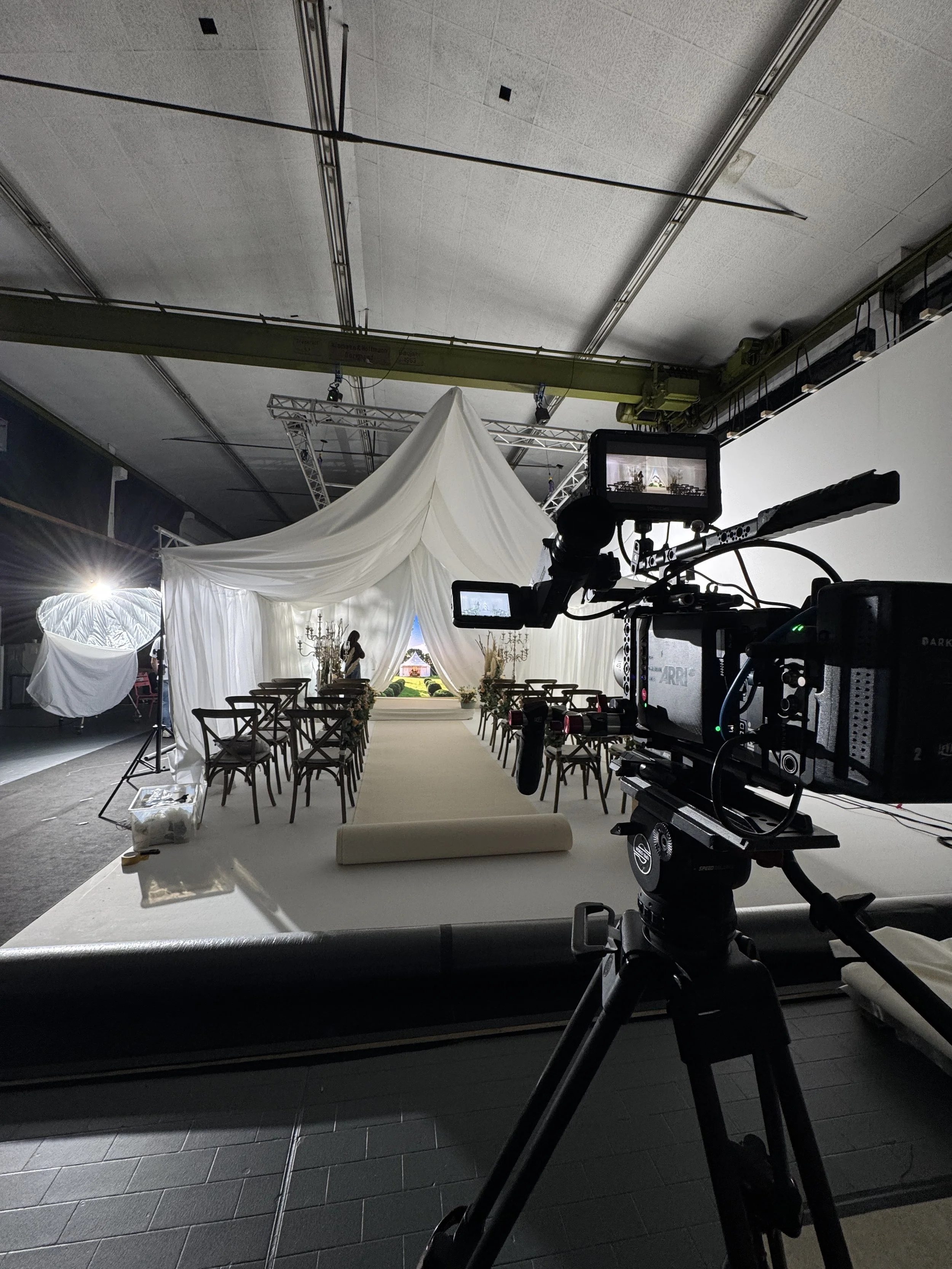 Wir sehen einen Setbau im Filmstudio Halle 7 mit einer Arri Alexa Kamera