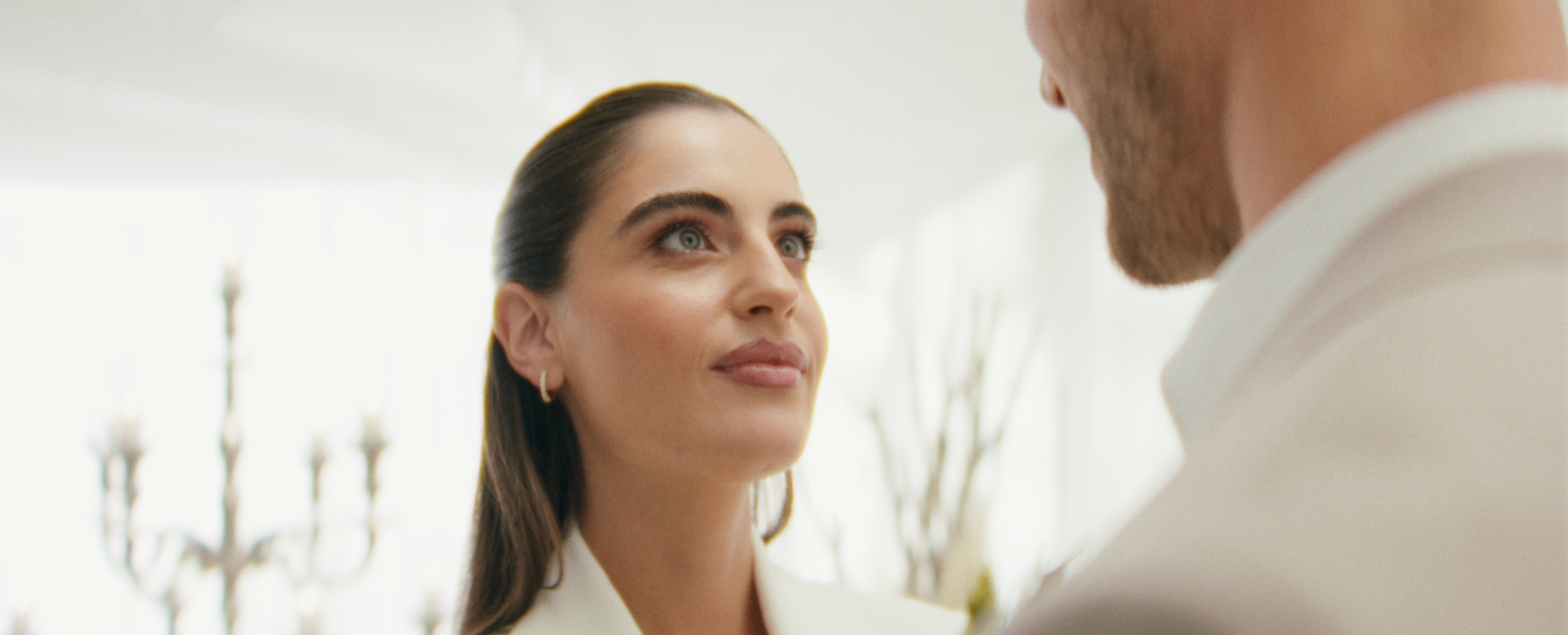 Eine Frau schaut in einer Werbung ihrem Ehemann in die Augen