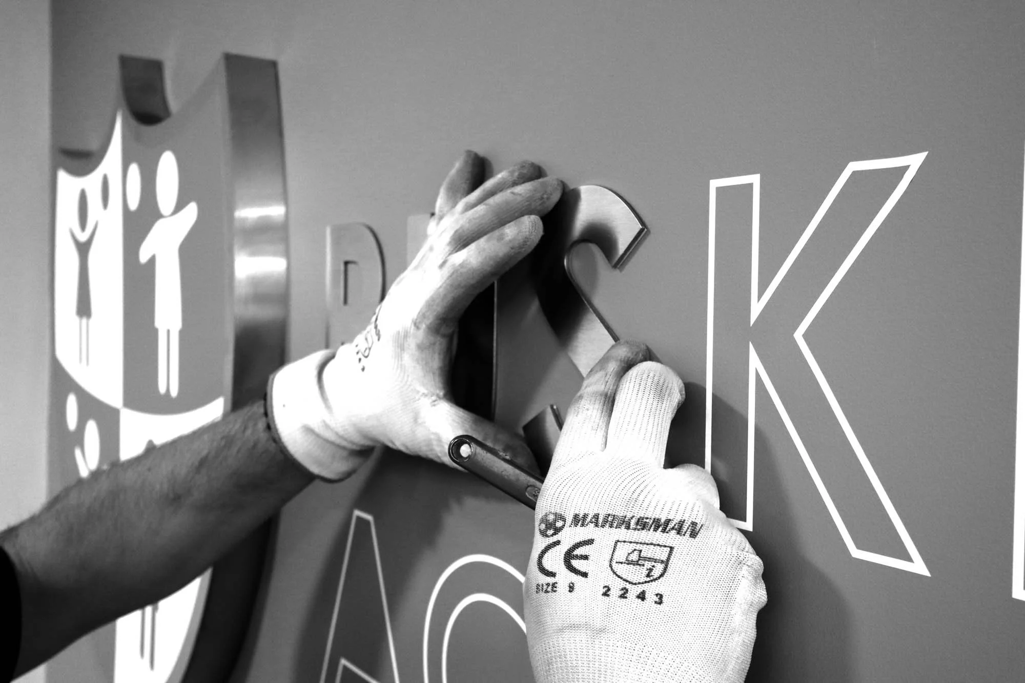 sign_installation_02.jpg