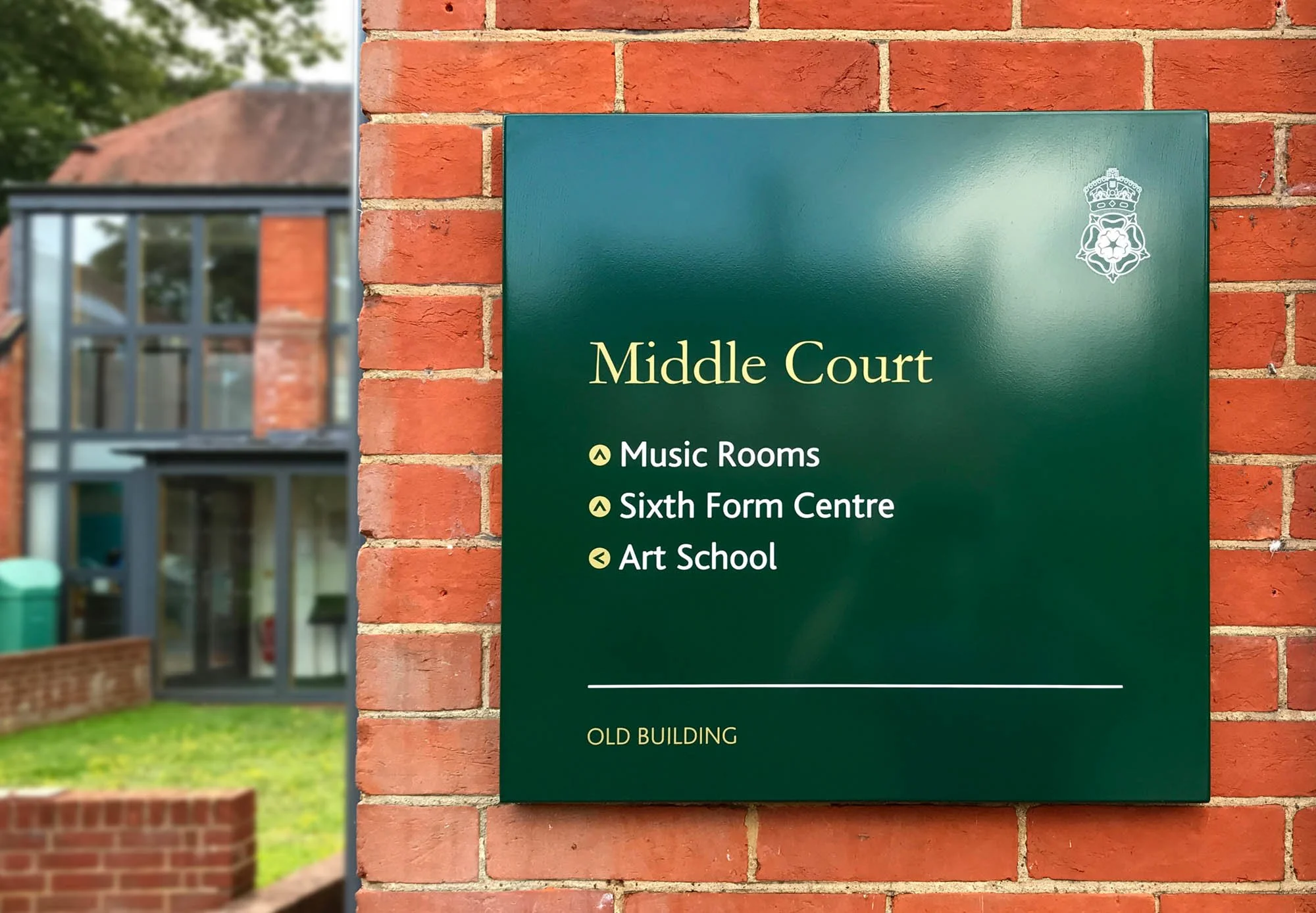 royal-grammar-school-external-wayfinding-sign-01.jpg