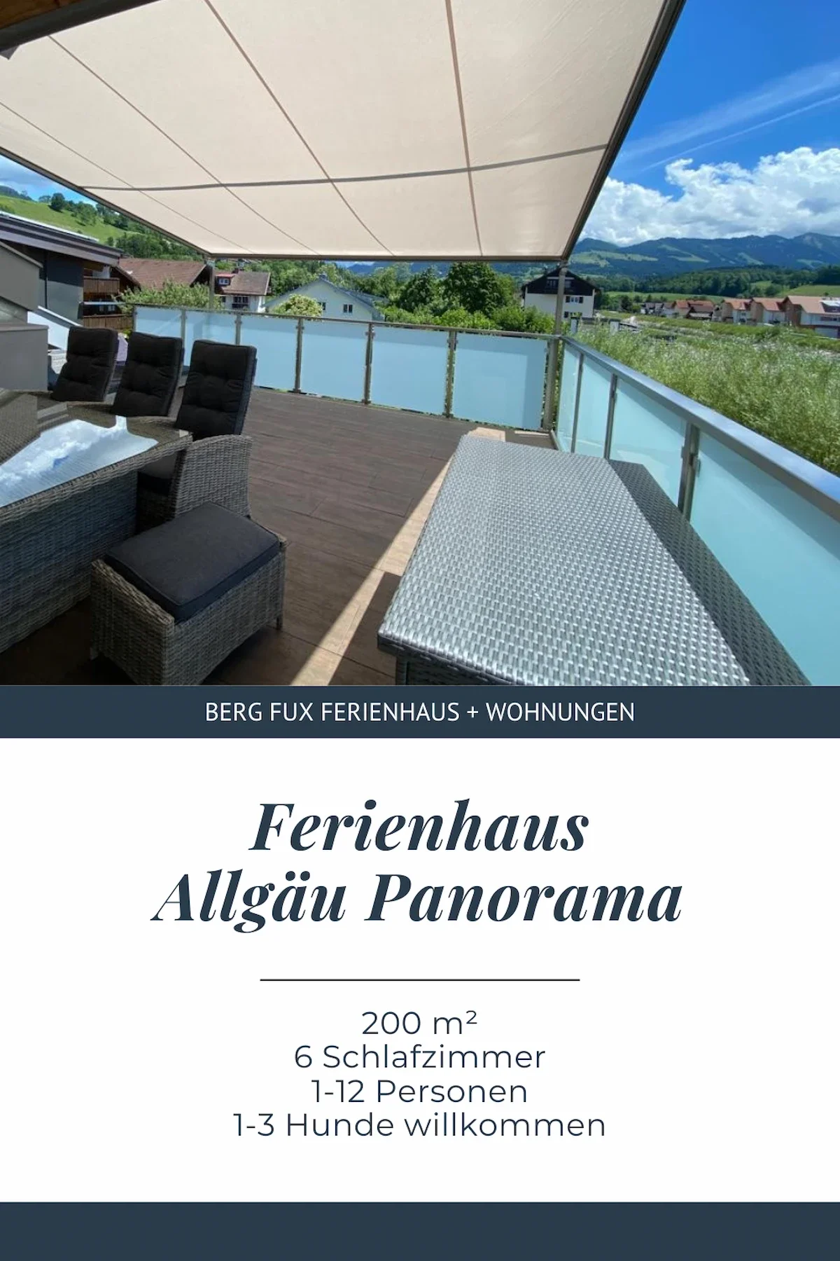 Blick auf eine große Terrasse mit Sitzmöbeln und einem Sonnenschutz mit Blick auf grüne Hügel und Berge bei schönem Himmel. Berg Fux Ferienhaus + Wohnungen