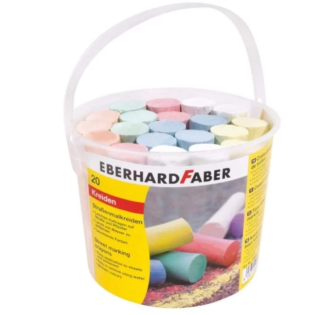 Berg Fux  Kreidekästchen mit bunten Straßenmalkreiden in einem Eimer.