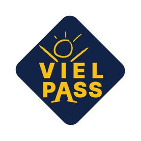 Berg Fux Viel Pass. Allgäu-Walser Pass mit Sonnen- und Personensymbol, Text "VIEL PASS" in gelb auf dunkelblauem Hintergrund