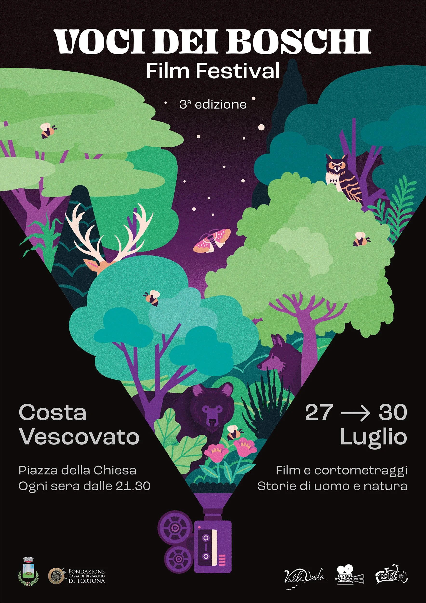 Poster di un festival dedicato al cinema con illustrazione di una cinepresa e un bosco notturno con alberi verdi, una falena, un lupo, un orso, un cervo, delle api e un gufo, con un cielo stellato.