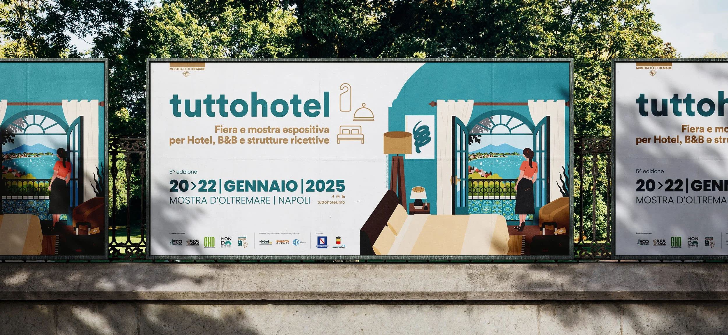 Poster pubblicitario posizionato in strada per fiera espositiva per il mondo dell'ospitalità e degli hotel con illustrazione dedicata al Golfo di Napoli con Vesuvio sullo sfondo e atmosfera estiva.