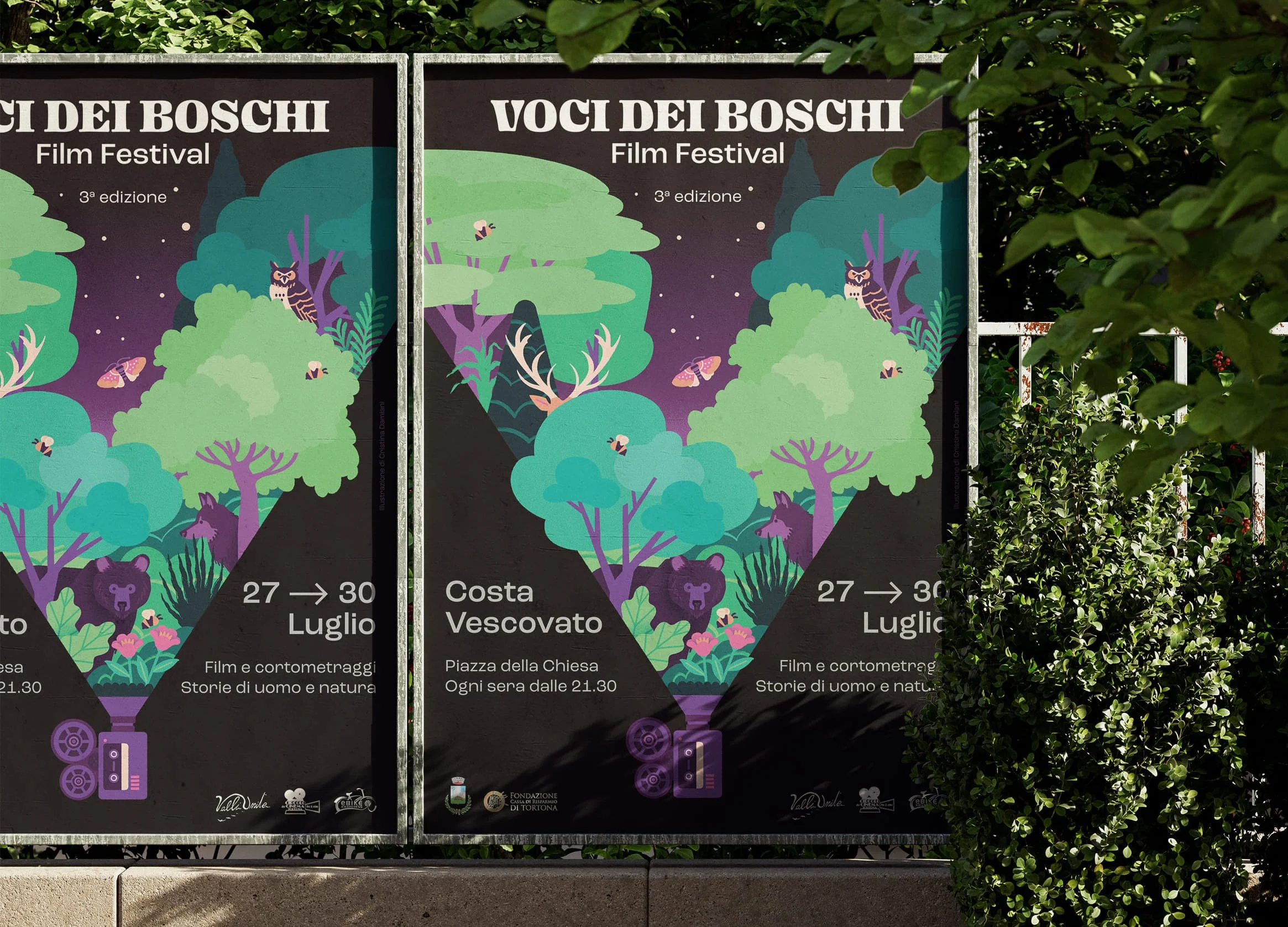Poster pubblicitario affisso in strada di un festival dedicato al cinema con illustrazione di una cinepresa e un bosco notturno con alberi verdi, una falena, un lupo, un orso, un cervo, delle api e un gufo, con un cielo stellato.