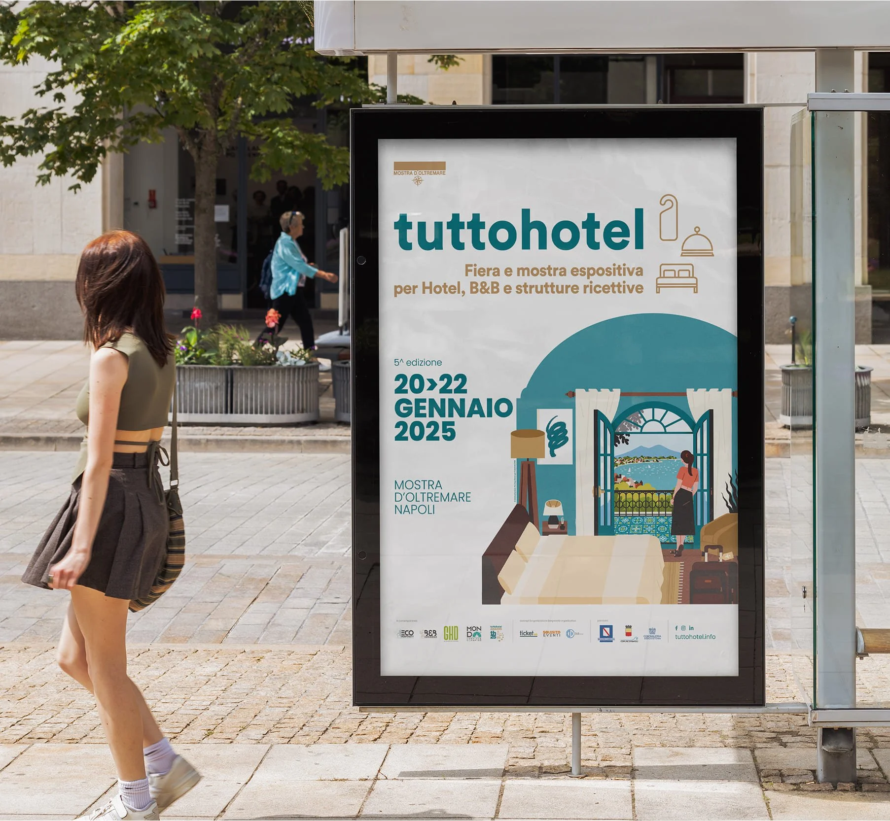 Cartellone pubblicitario posizionato alla fermata dell'autobus per fiera espositiva per il mondo dell'ospitalità e degli hotel con illustrazione dedicata al Golfo di Napoli con Vesuvio sullo sfondo e atmosfera estiva.