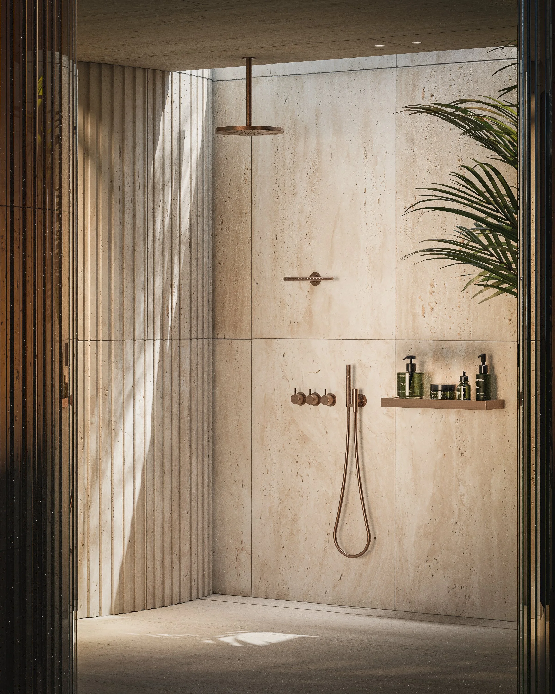 Moderne badkamer met grote beige tegelwanden, een inloopdouche met een koperen douchekop en een losse handdouche, een plank met cosmetica en een groen plant.
