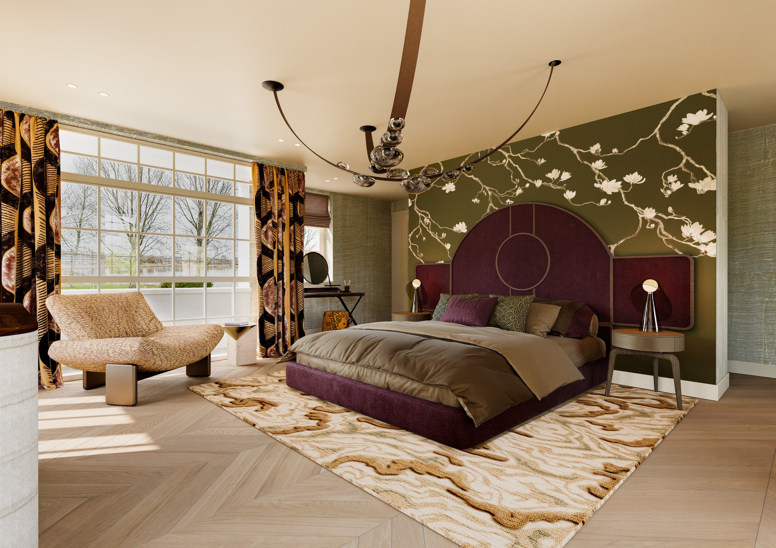 Interieur van een slaapkamer met een grote okerkleurige bed hoofdwand met witte bloemenschilderingen, een kroonluchter aan het plafond, grote ramen met decoratieve gordijnen, een leunstoel en een kast.