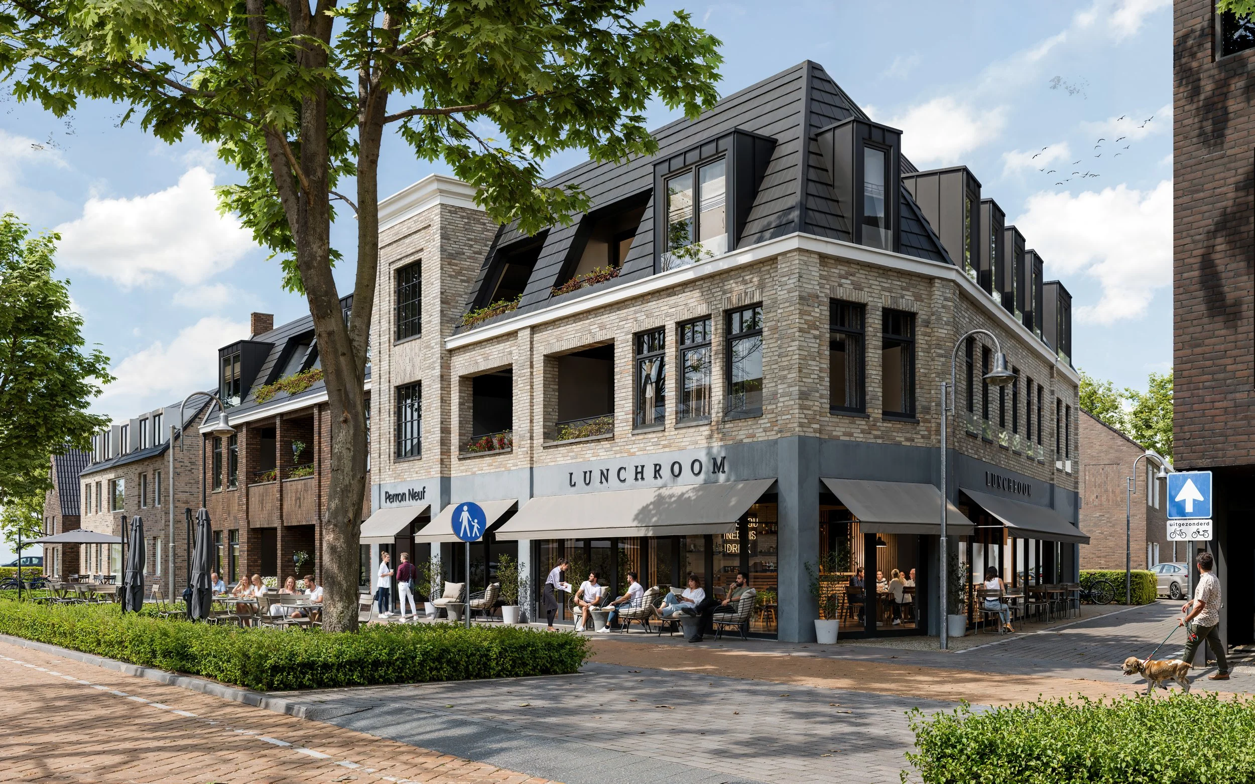 Een café in een modern gebouw met een gevel van bakstenen en grote ramen. Mensen zitten buiten op terrasmeters, genieten van het weer en praten. Er hangen straatverlichting en verkeersborden, en er zijn bomen en stoeptegels zichtbaar.
