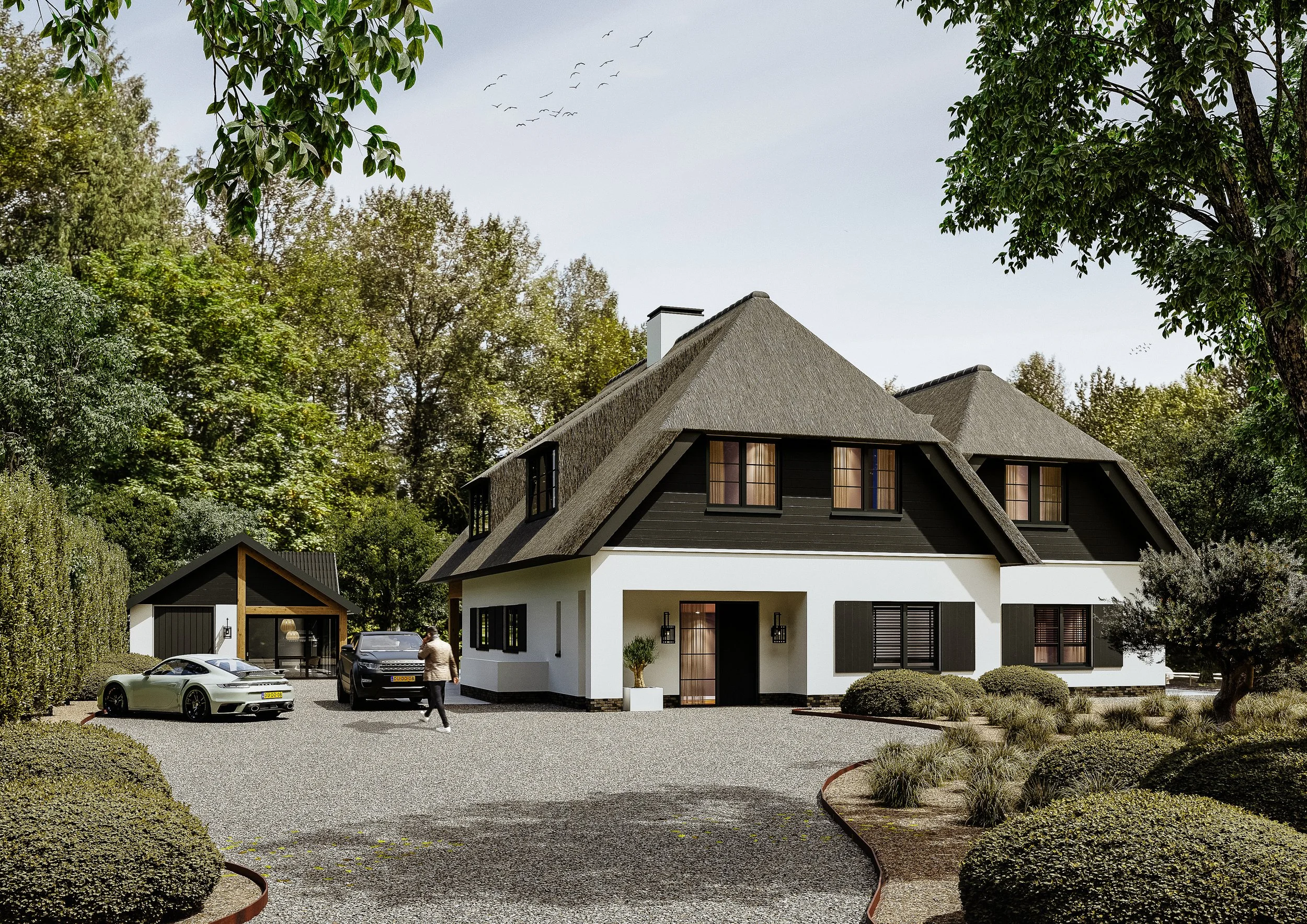 Een moderne witte woning met een rieten dak, omgeven door groen en een oprit met twee auto's en een man die naar de auto kijkt, onder een heldere blauwe lucht met vogels.