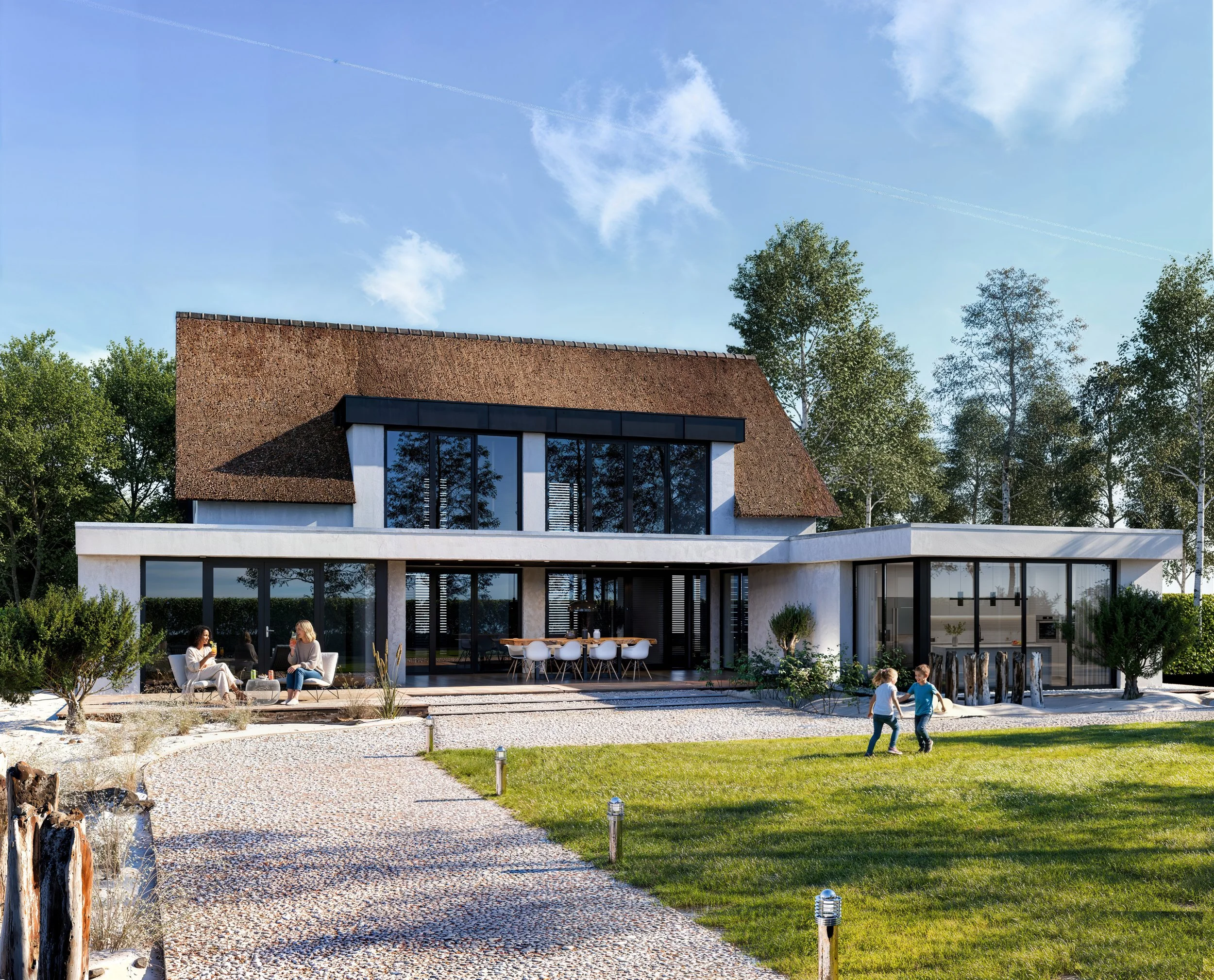 Moderne witte woning met grote ramen, een rieten dak en een tuin met gras, planten en een terras waarop mensen zitten en spelen, omgeven door bomen en een blauwe lucht met enkele wolken.