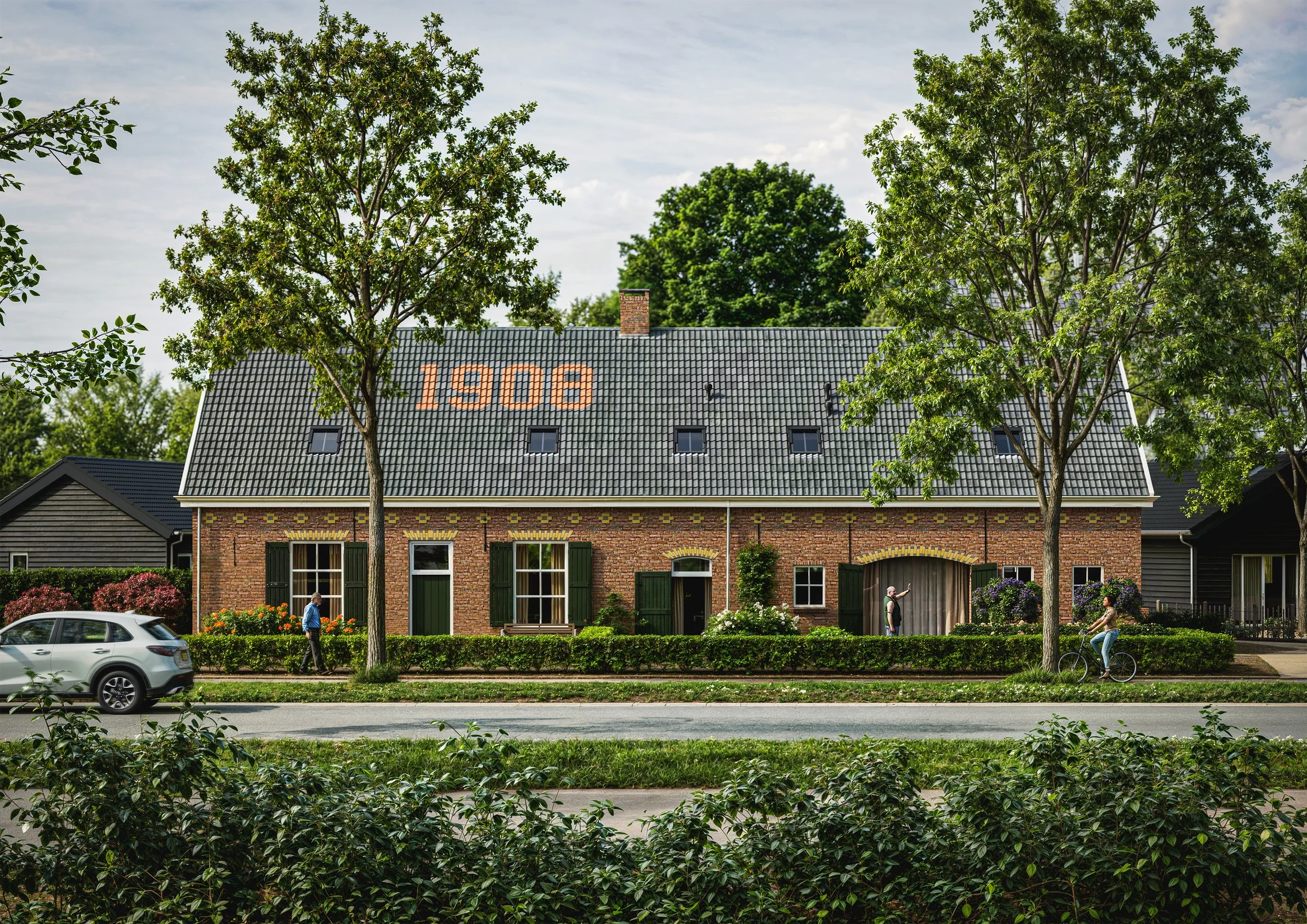 Groen gehavend huis met het jaartal 1908 op het dak, omgeven door bomen en een tuin, met mensen die wandelen en fietsen voor het huis.