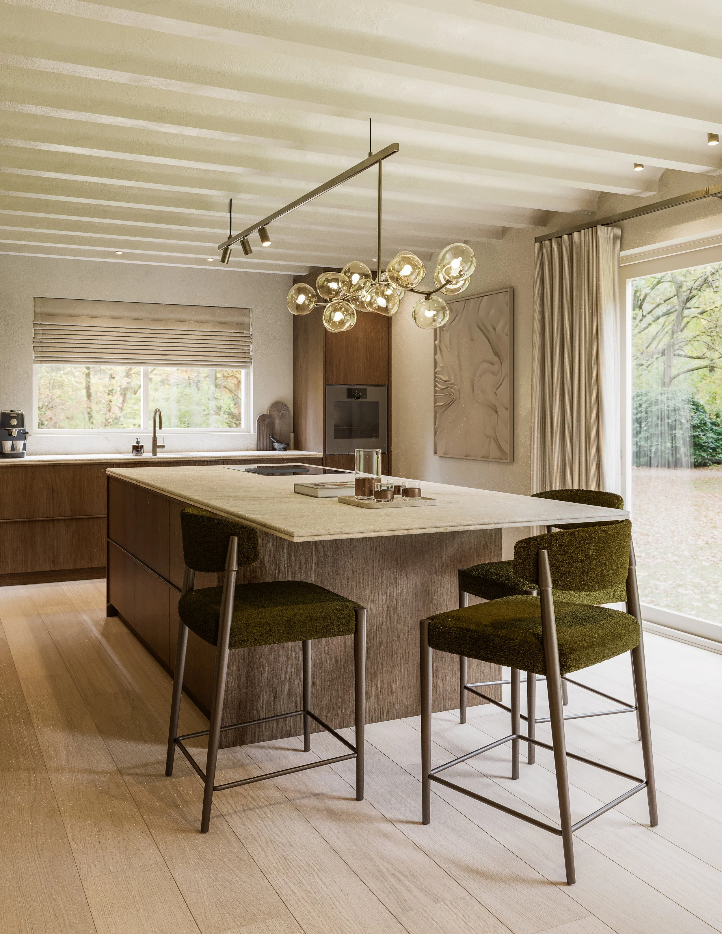 Moderne keuken met een centrale eiland met een lichtkleurig werkblad, omgeven door vier groene zachte stoelen met metalen poten. Boven het eiland hangt een moderne kroonluchter met meerdere glazen bollen en plafondlampen. Er is een groot raam met een