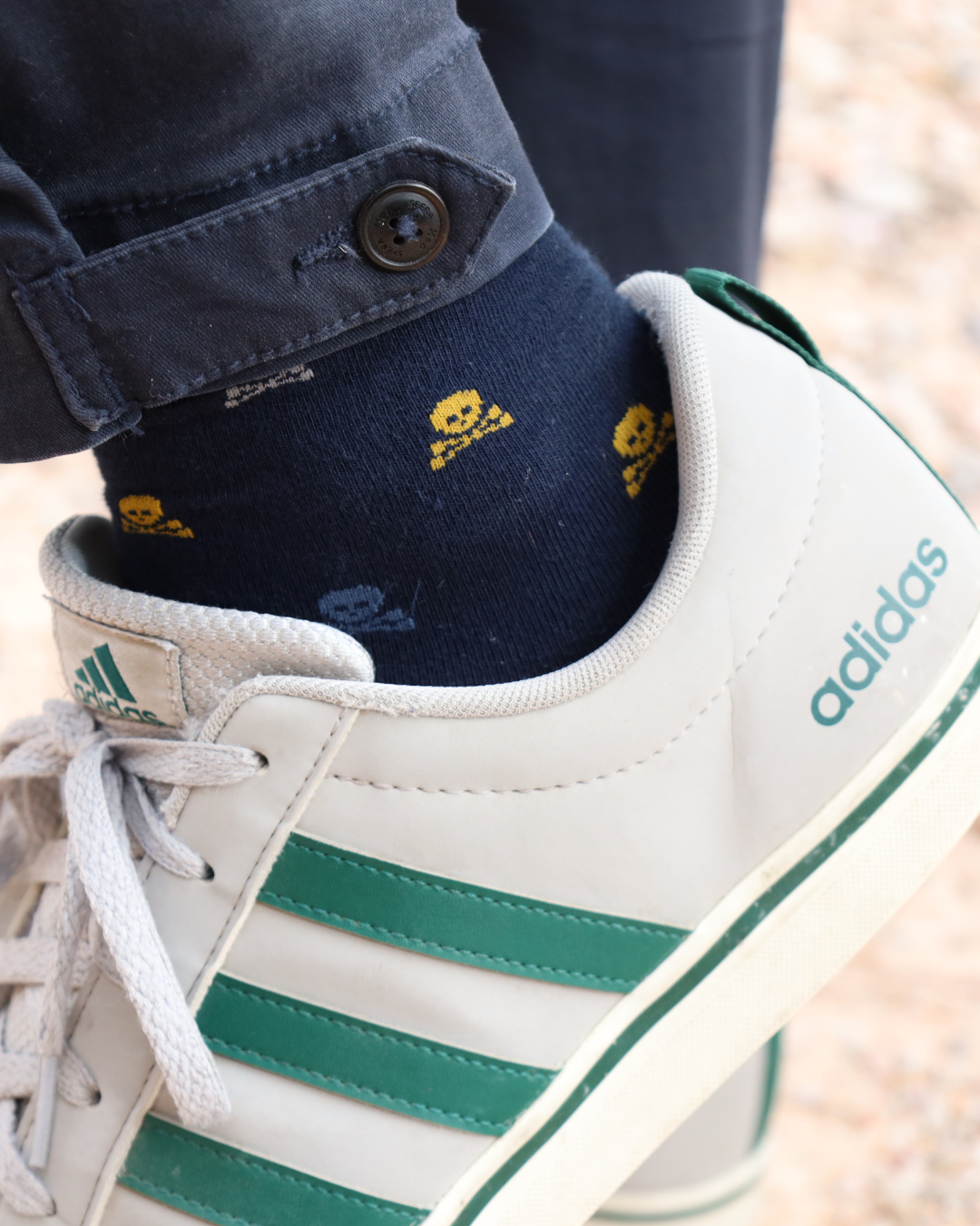 Zapatillas adidas y calcetines con calaveras vistas de cerca con zoom