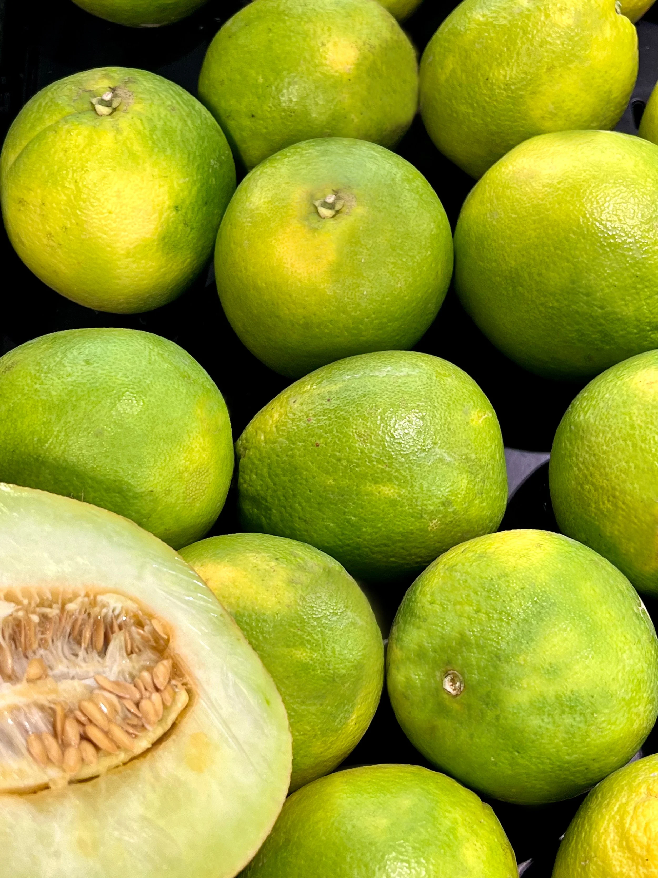Varias piezas de melones fotografiados en un mercadillo de fruta