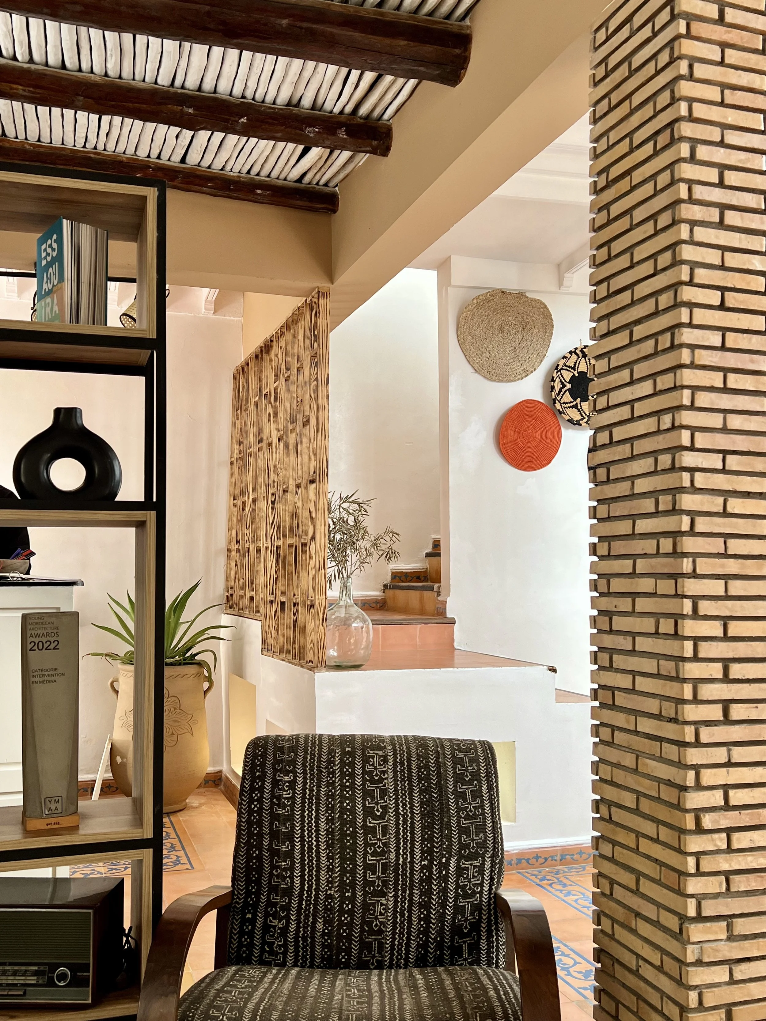 Interior de una casa en Marruecos con decoración minimalista y plantas