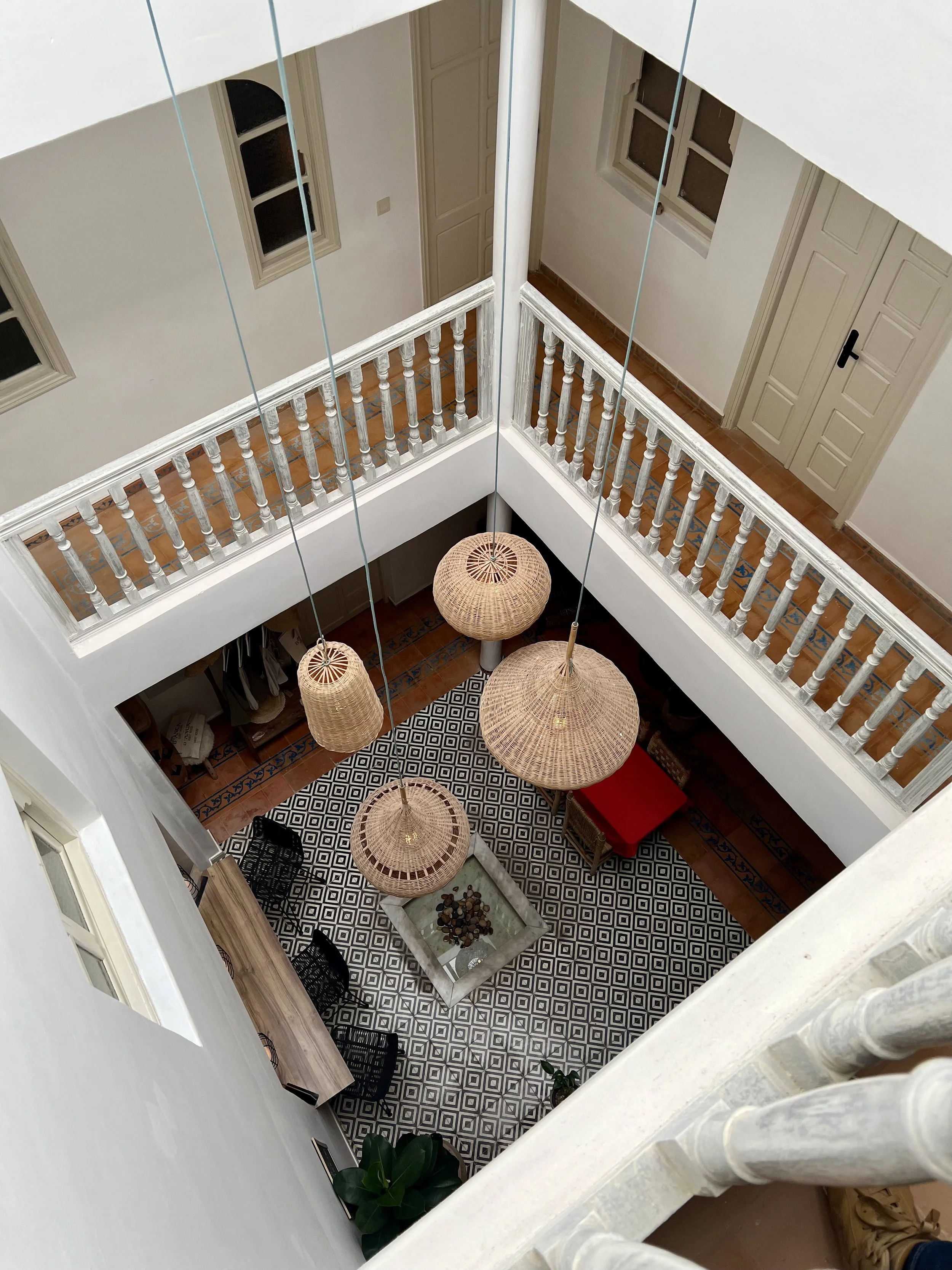 Patio interior de un riad marroquí decorado de forma minimalista
