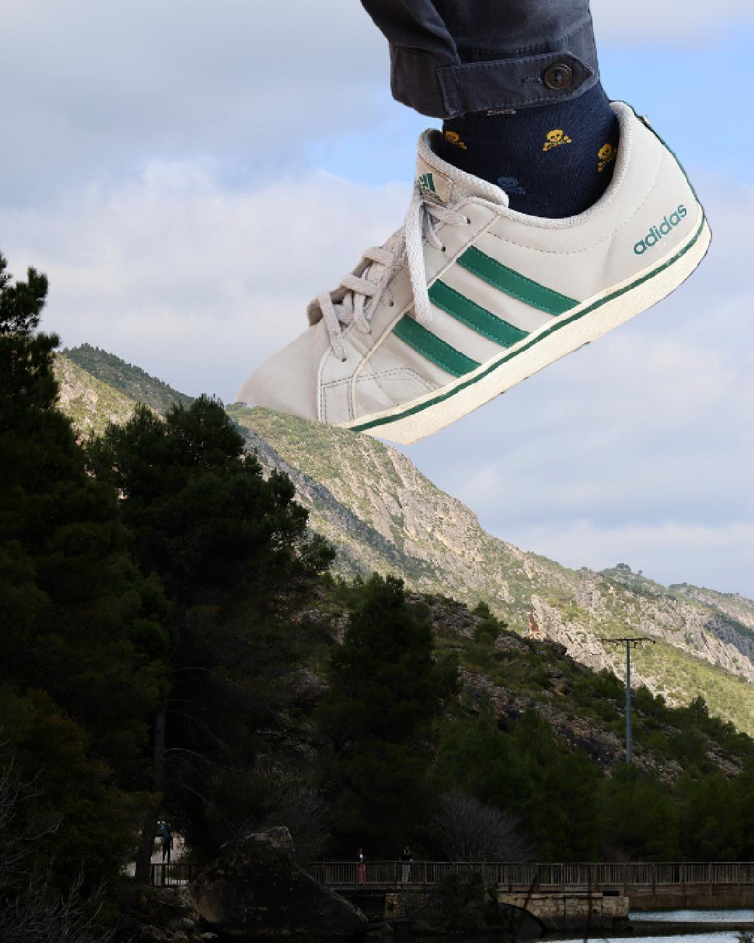 Zapatilla de deporte en una montaña con árboles de forma creativa