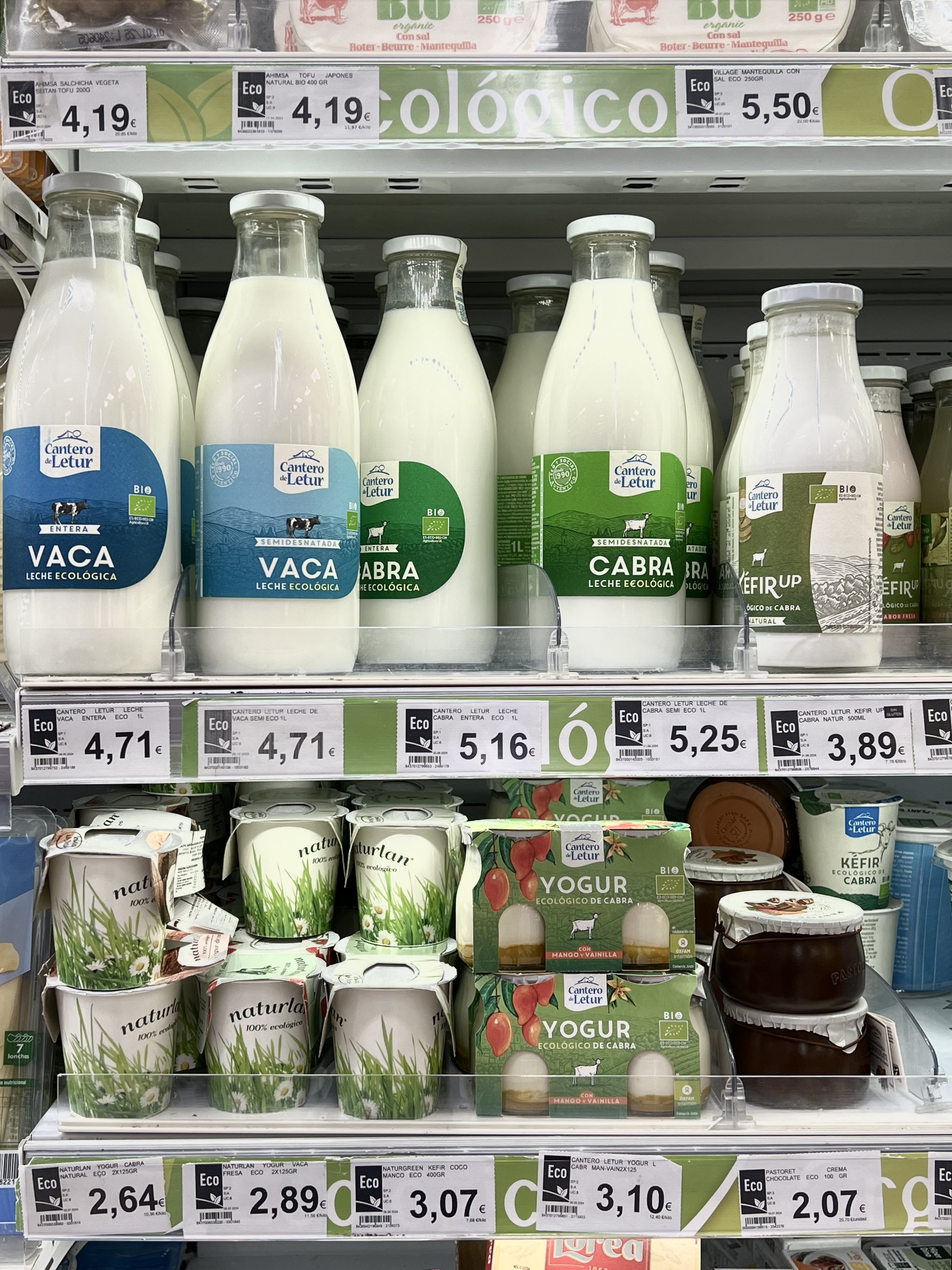 Imágenes de varios productos lácteos en un pasillo de un supermercado vistos de cerca