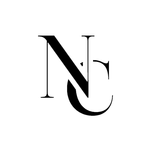 Logotipo en blanco y negro con las iniciales N y C entrelazadas en un círculo.