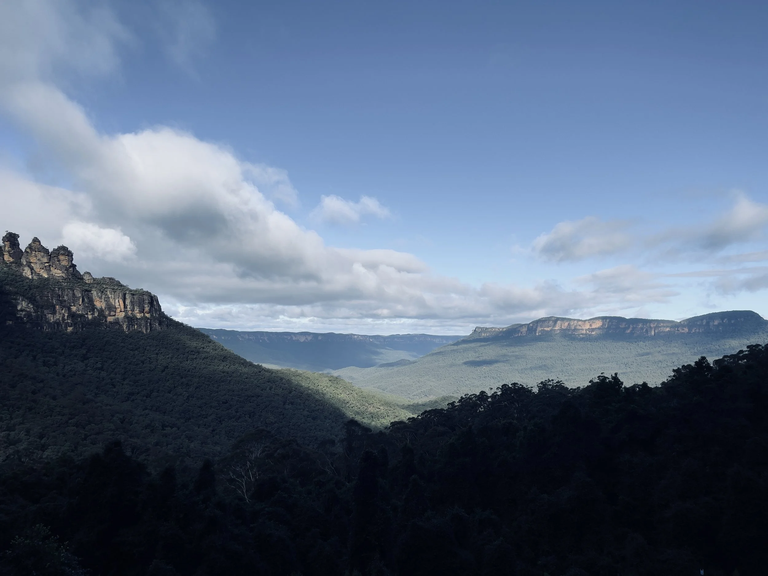 Australia: Blue Mountains, Echo Point, Three Sisters, Katoomba, Sydney.