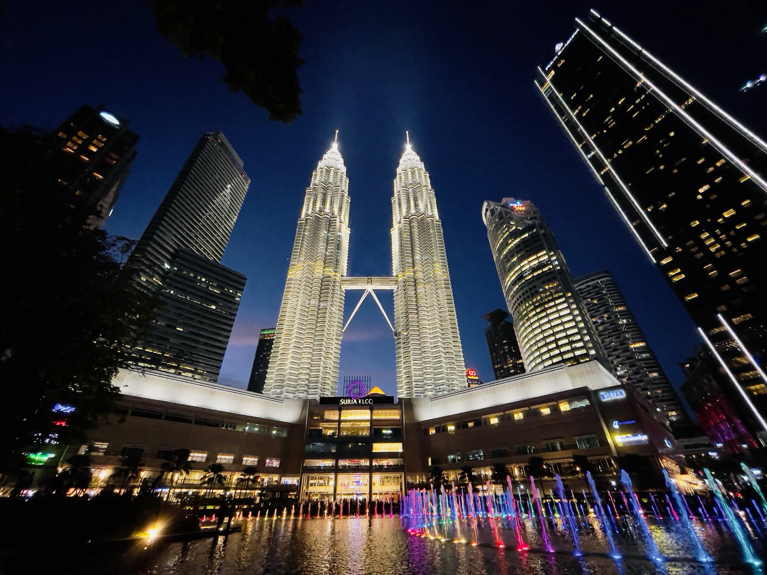 Malaysia: Petronas Twin Towers, Kuala Lumpur.