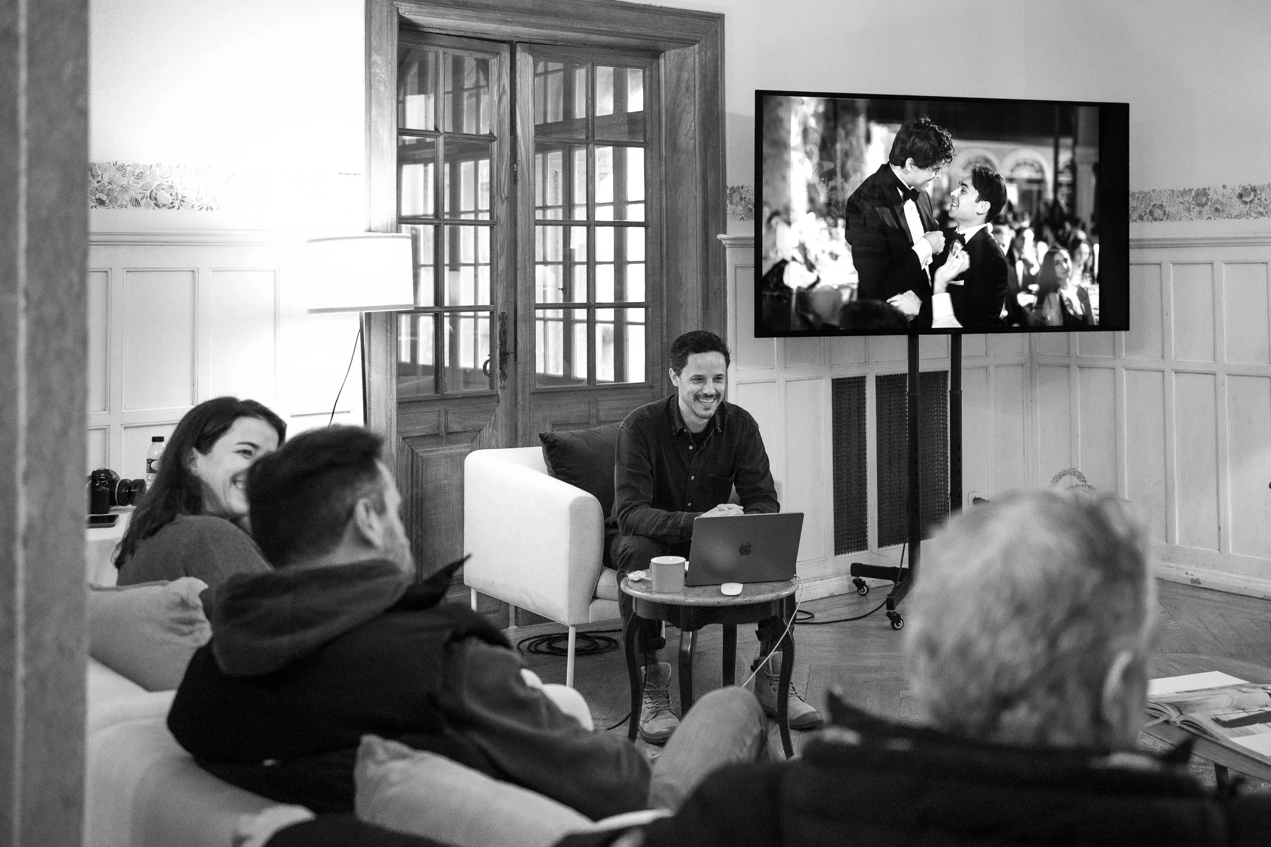 Rui Vaz Franco leading a wedding photography group mentoring session during a workshop presentation