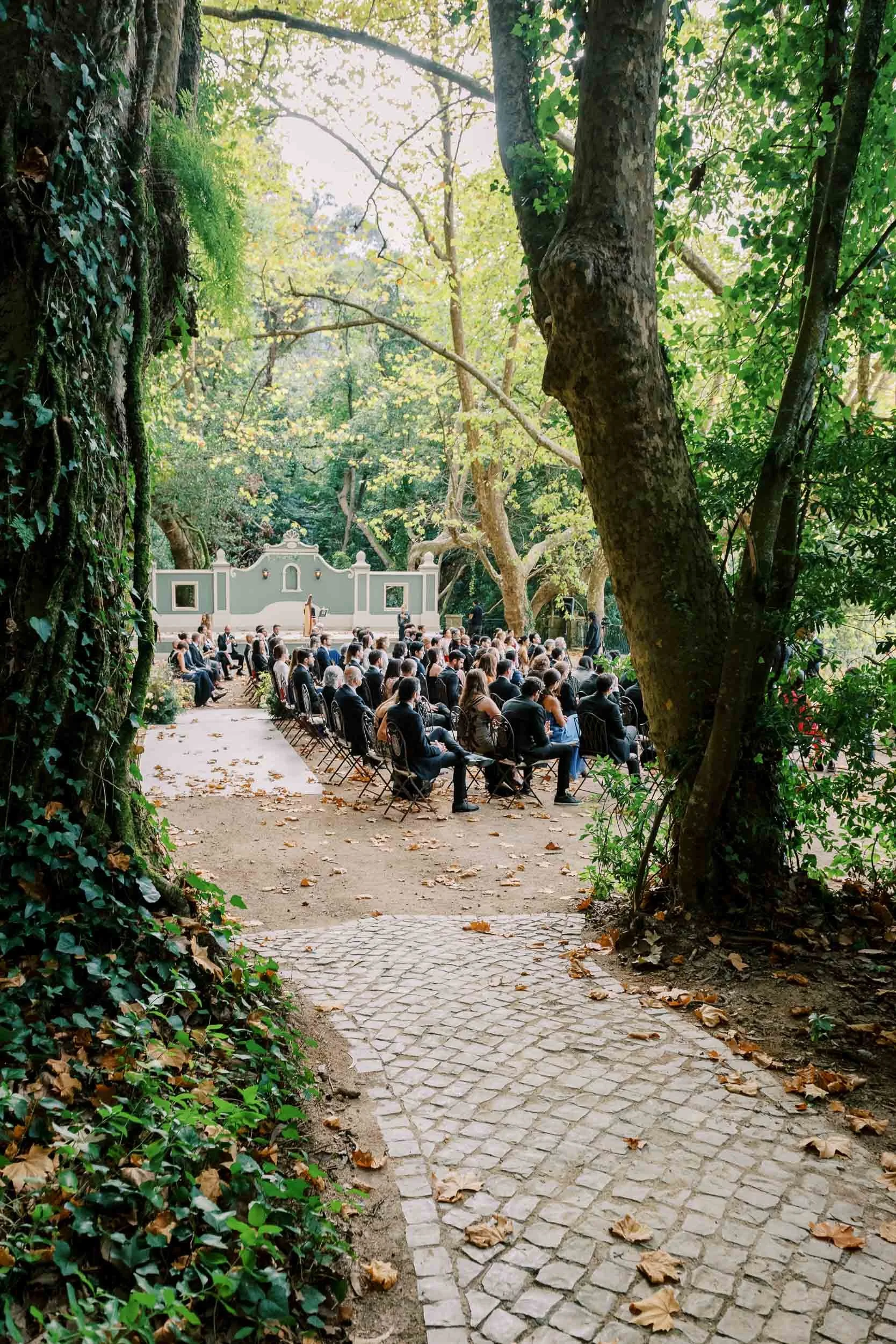 Wedding ceremony in the gardens of Quinta da Bella Vista in Sintra