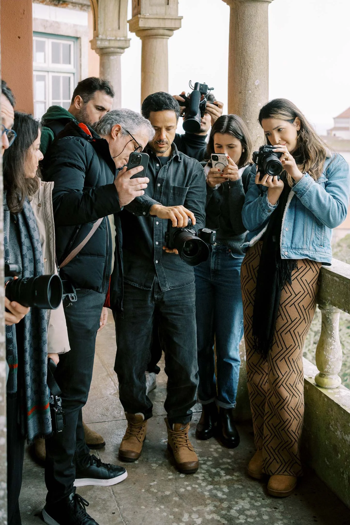 Rui Vazfranco leading a wedding photography mentoring session with photographers gathered around during a hands-on group workshop in Portugal
