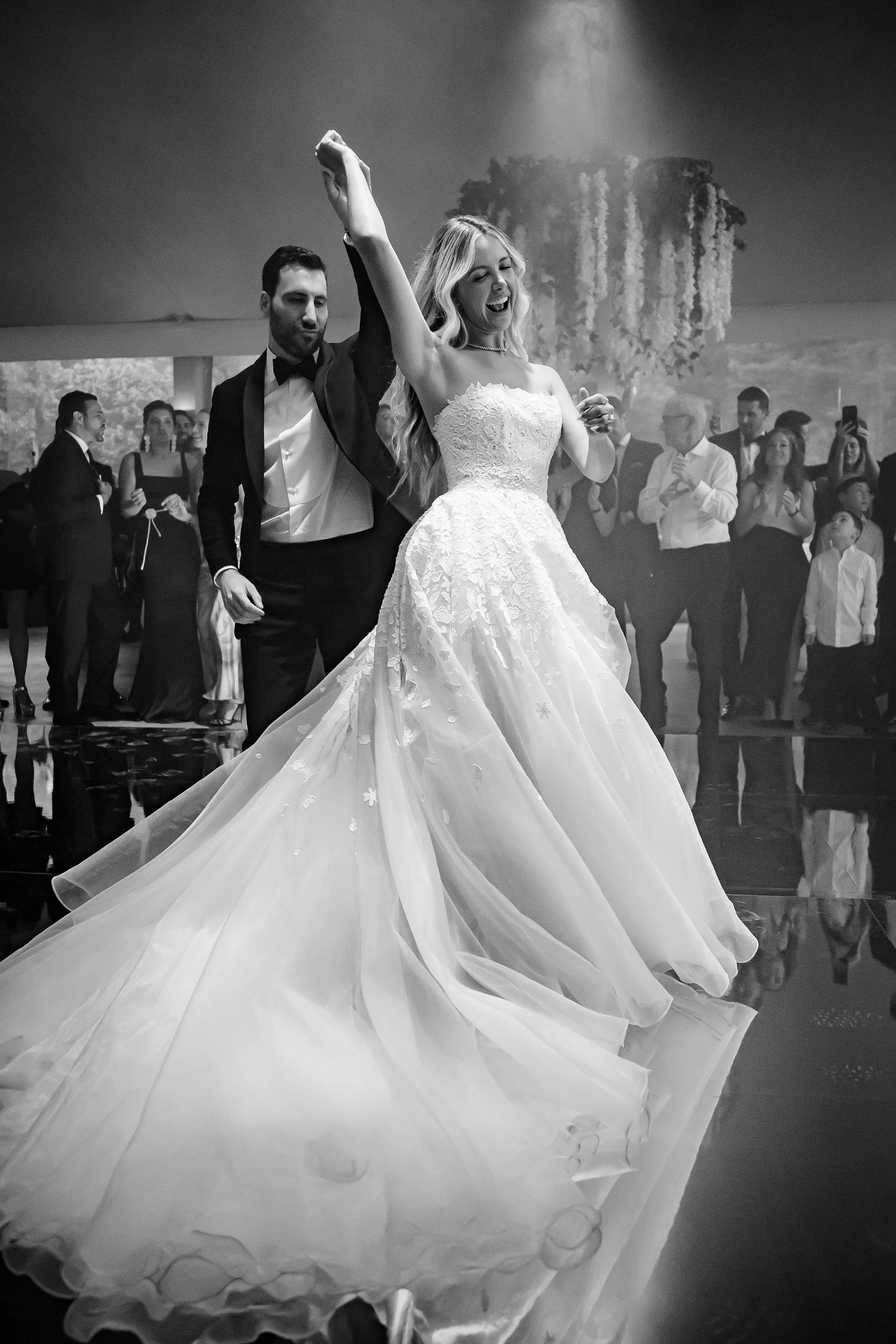 ride and groom dancing at Palácio do Correio Mor in Lisbon, Portugal