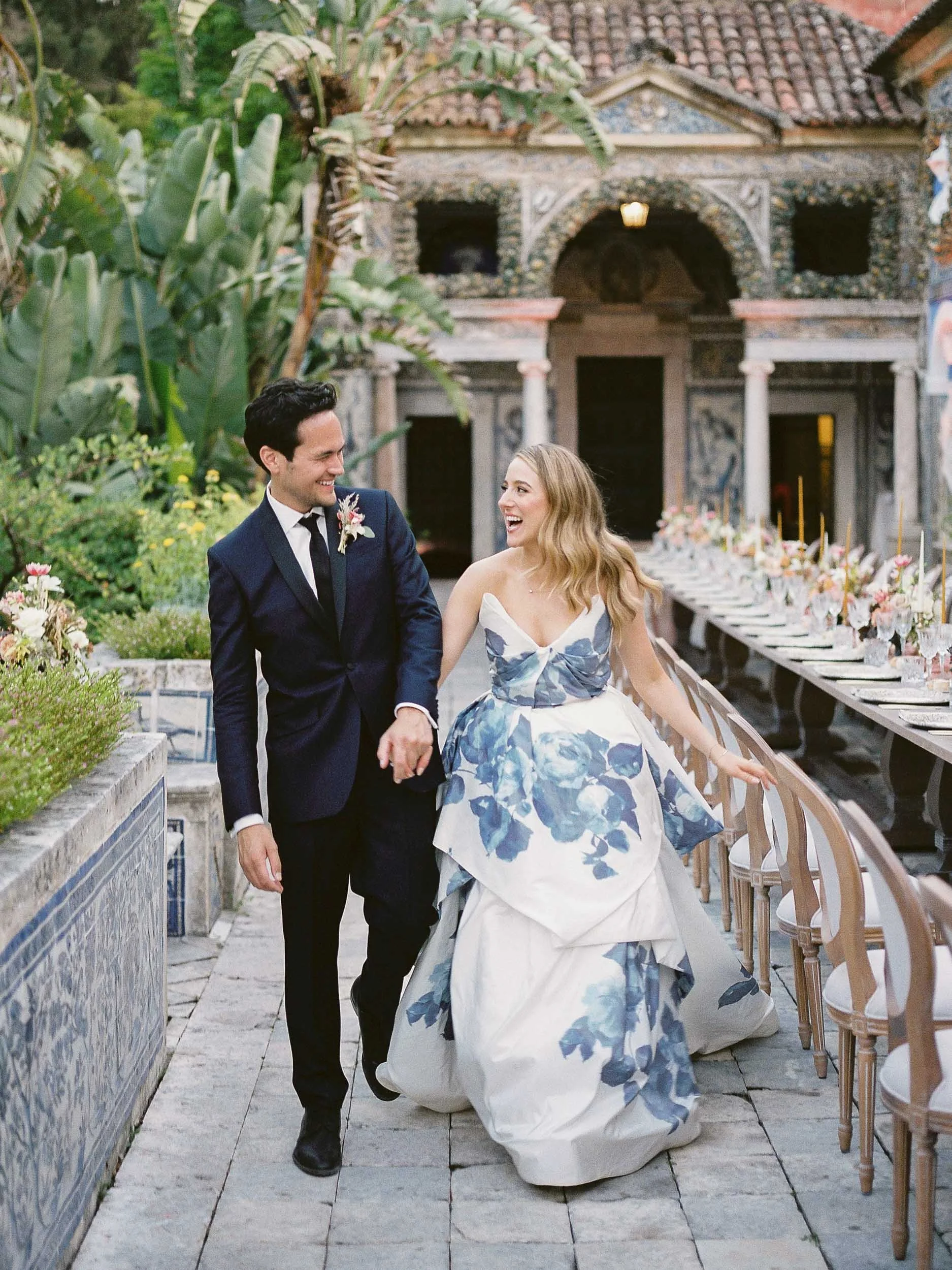 Bride and groom by the reception tables at Palácio dos Marqueses de Fronteira in Lisbon, Portugal