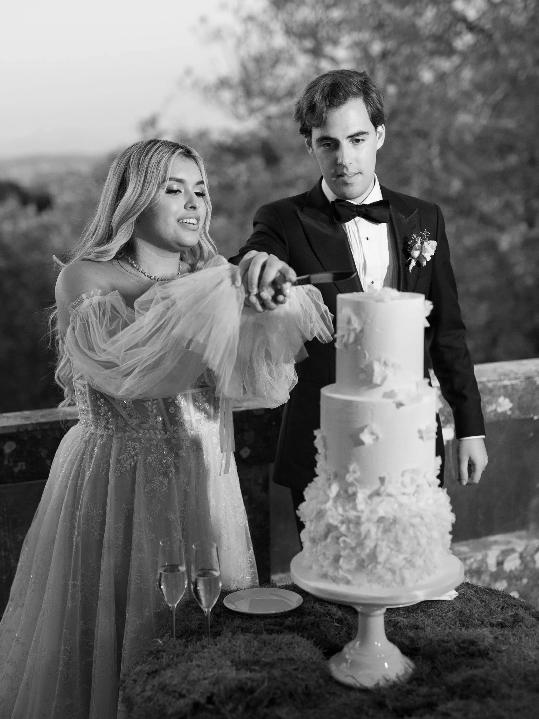 Bride and groom cutting the cake at Casa dos Penedos in Sintra, Portugal